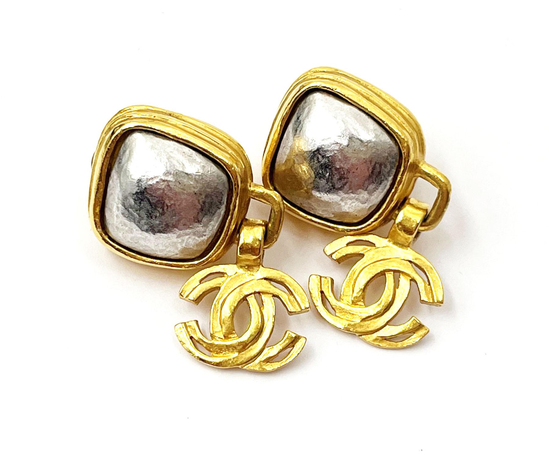Chanel Vintage vergoldete quadratische Silberstein CC Clip-Ohrringe, Vintage  Damen im Angebot
