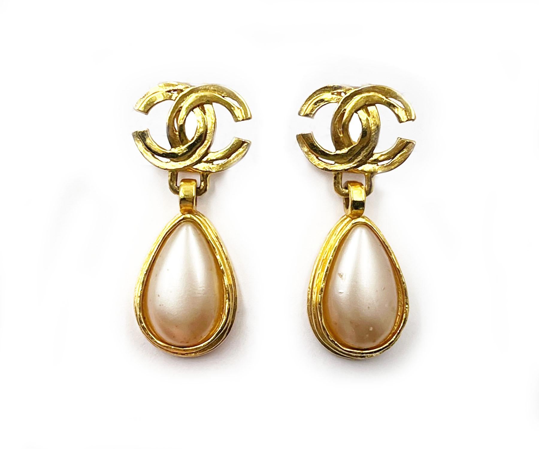 Chanel Vintage Gold PlatedCC Pearl Tear Drop Dangle Clip on Earrings

* Marked 97
* Made in France
* Made in France
* Comes with the original box 

-It is approximately 1.9