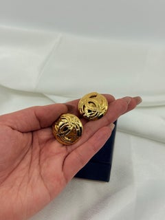CHANEL Vintage Gold gesteppt CC Kreis Clip auf Ohrringe