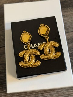 Chanel Vintage-Ohrringe mit goldenem, gestepptem CC-Motiv