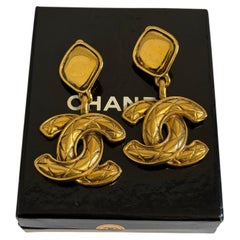 Chanel Vintage-Ohrringe mit goldenem, gestepptem CC-Motiv