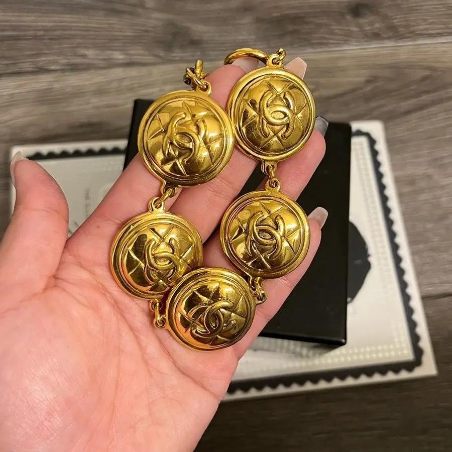 Bracciale Chanel vintage con medaglione (circa anni '80) realizzato in oro giallo.

Dettagli:
Marchio di garanzia: Etichetta ovale Chanel, Made in France
Placcato oro
Il bracciale è in buone condizioni e presenta un'usura minima.
Misure