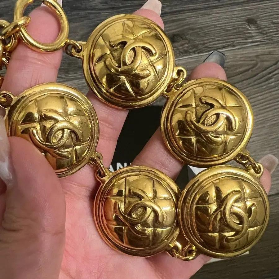 Bracciale Chanel vintage con medaglione trapuntato in oro A Link In condizioni buone in vendita a Bellevue, WA