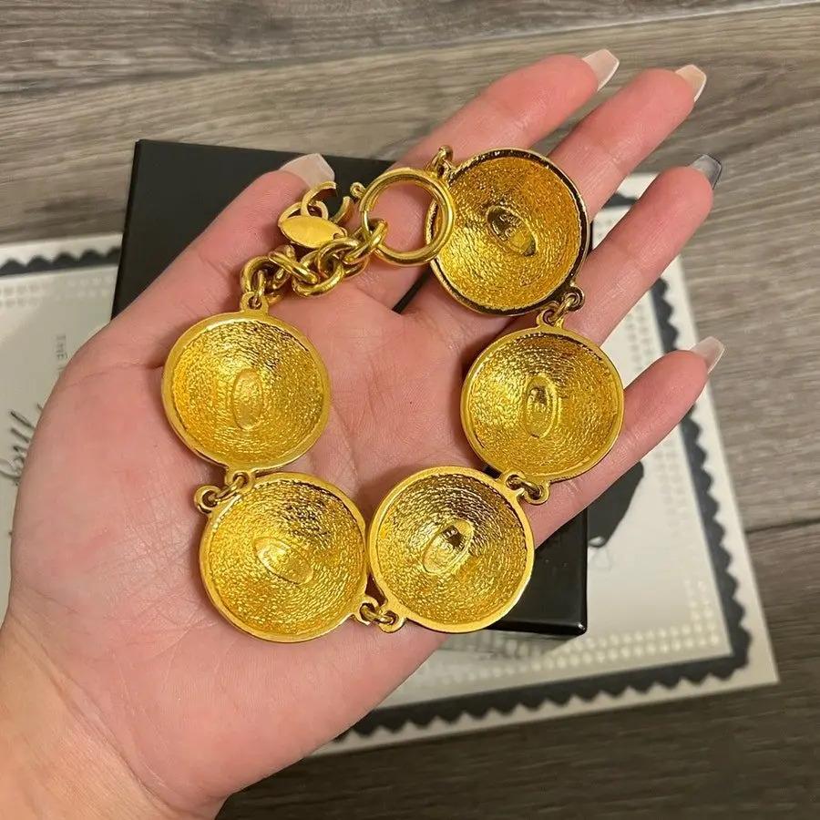 da uomo o donna Bracciale Chanel vintage con medaglione trapuntato in oro A Link in vendita