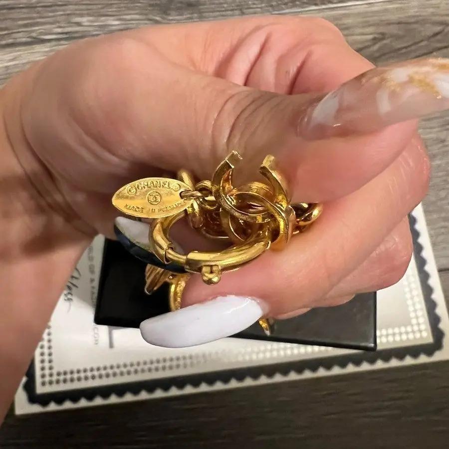Bracciale Chanel vintage con medaglione trapuntato in oro A Link in vendita 1