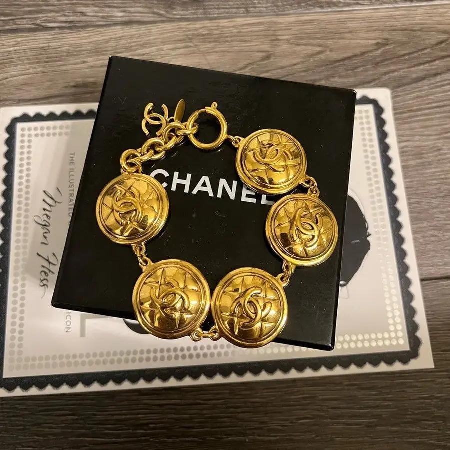 Bracciale Chanel vintage con medaglione trapuntato in oro A Link in vendita 3