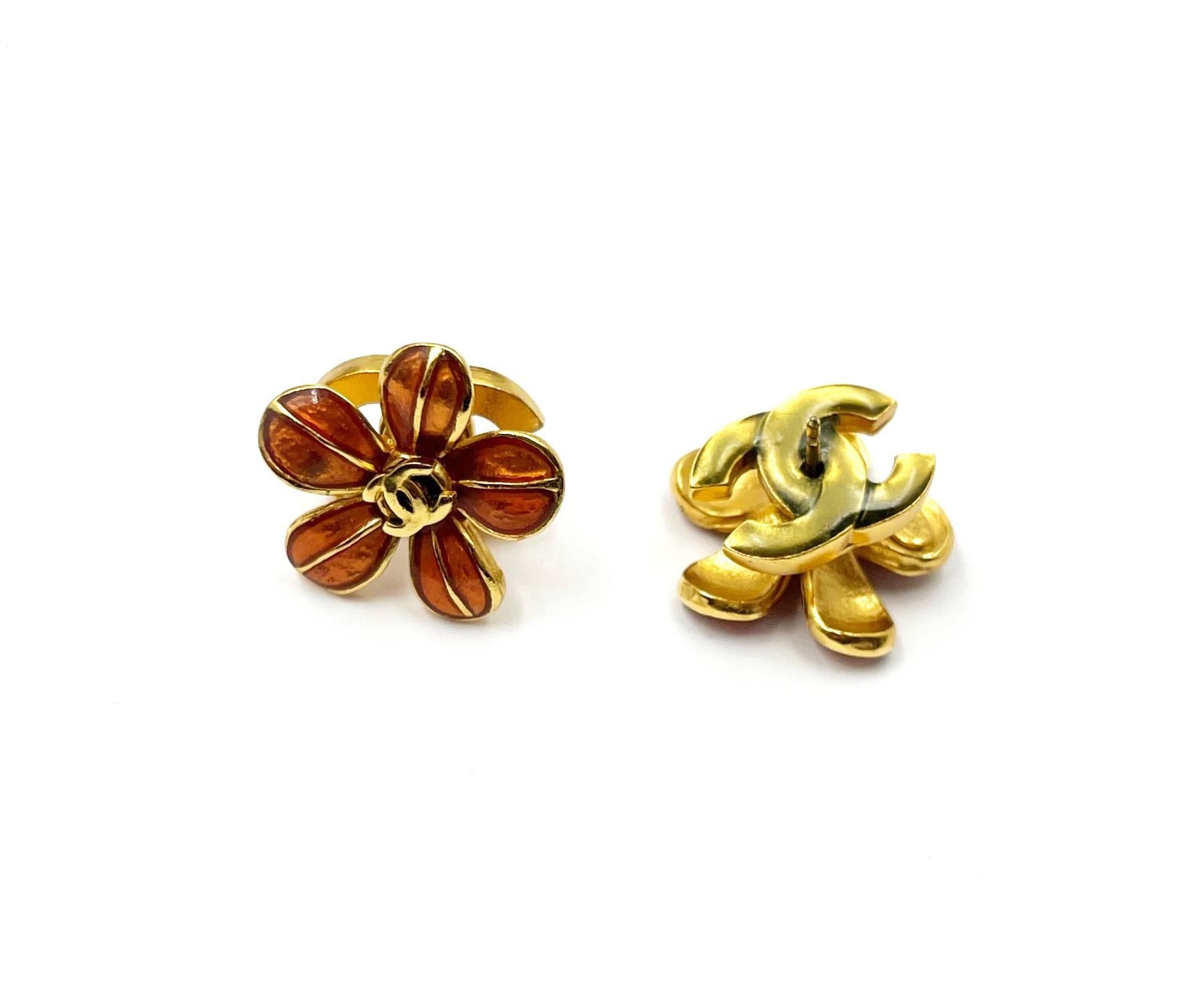 Chanel Classic Rare Vintage Gold Red Flower Green CC Double Face Piercing Earrings

*Marked 03
*Made in France
*Comes with the original box and tag

-It is approximately 0.7