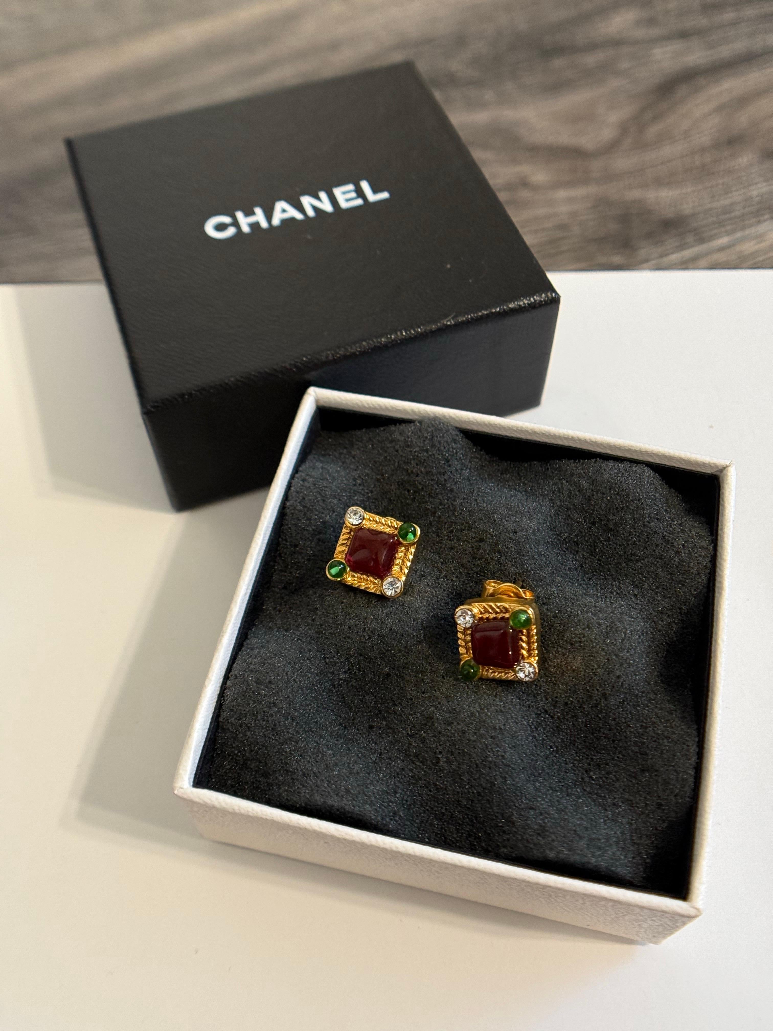 DETAILS:
Markenzeichen: CHANEL
Hergestellt in Frankreich
1997 Collection'S
Die Ohrringe sind in gutem Zustand mit minimaler Abnutzung
Kommt mit Box

WICHTIGE INFORMATIONEN:
Dieser Artikel ist ein gebrauchtes Vintage-Stück und kann altersgemäße