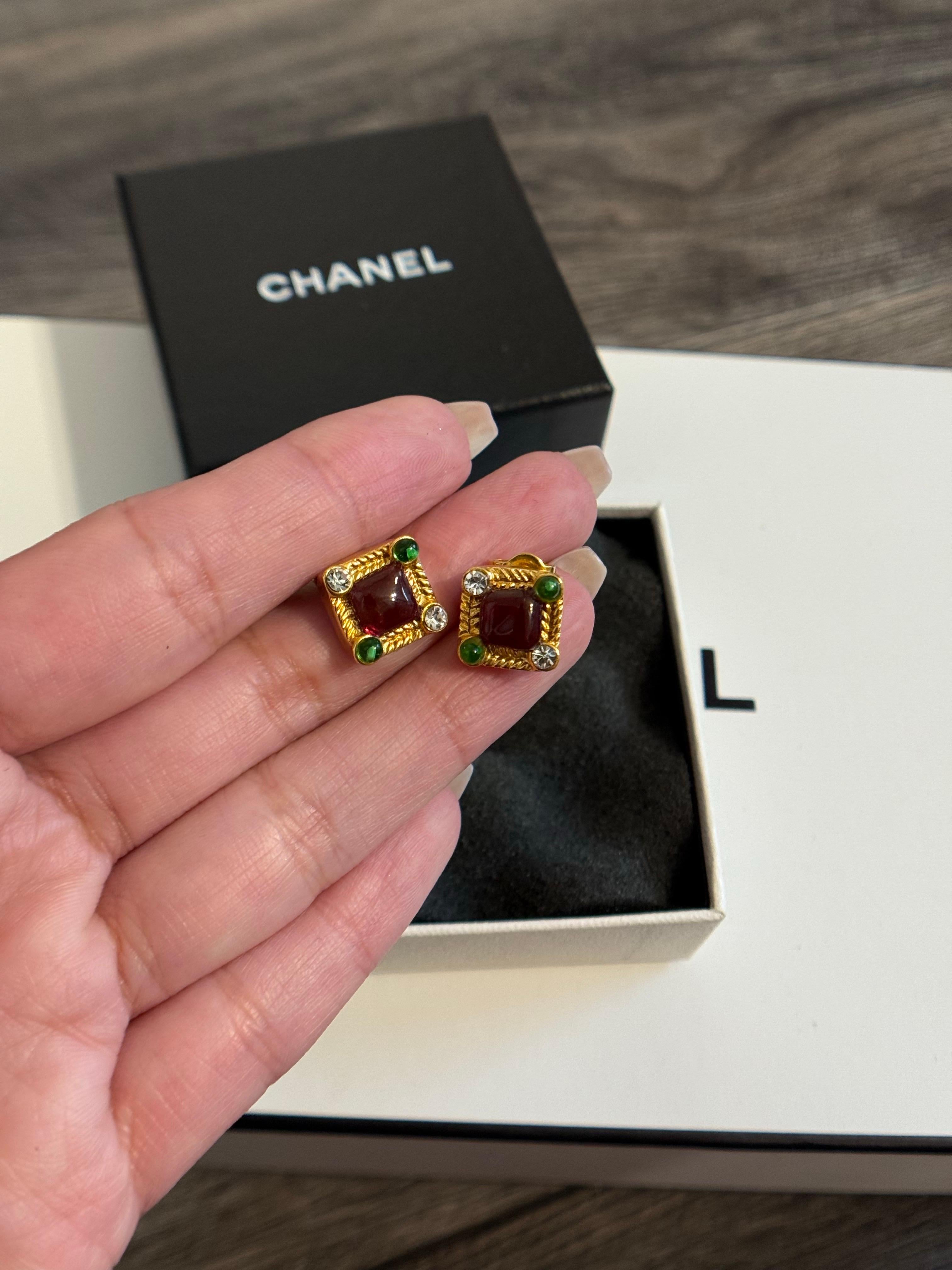 Chanel Vintage Gold Rot Grün Gripoix Ohrringe im Zustand „Gut“ im Angebot in Bellevue, WA