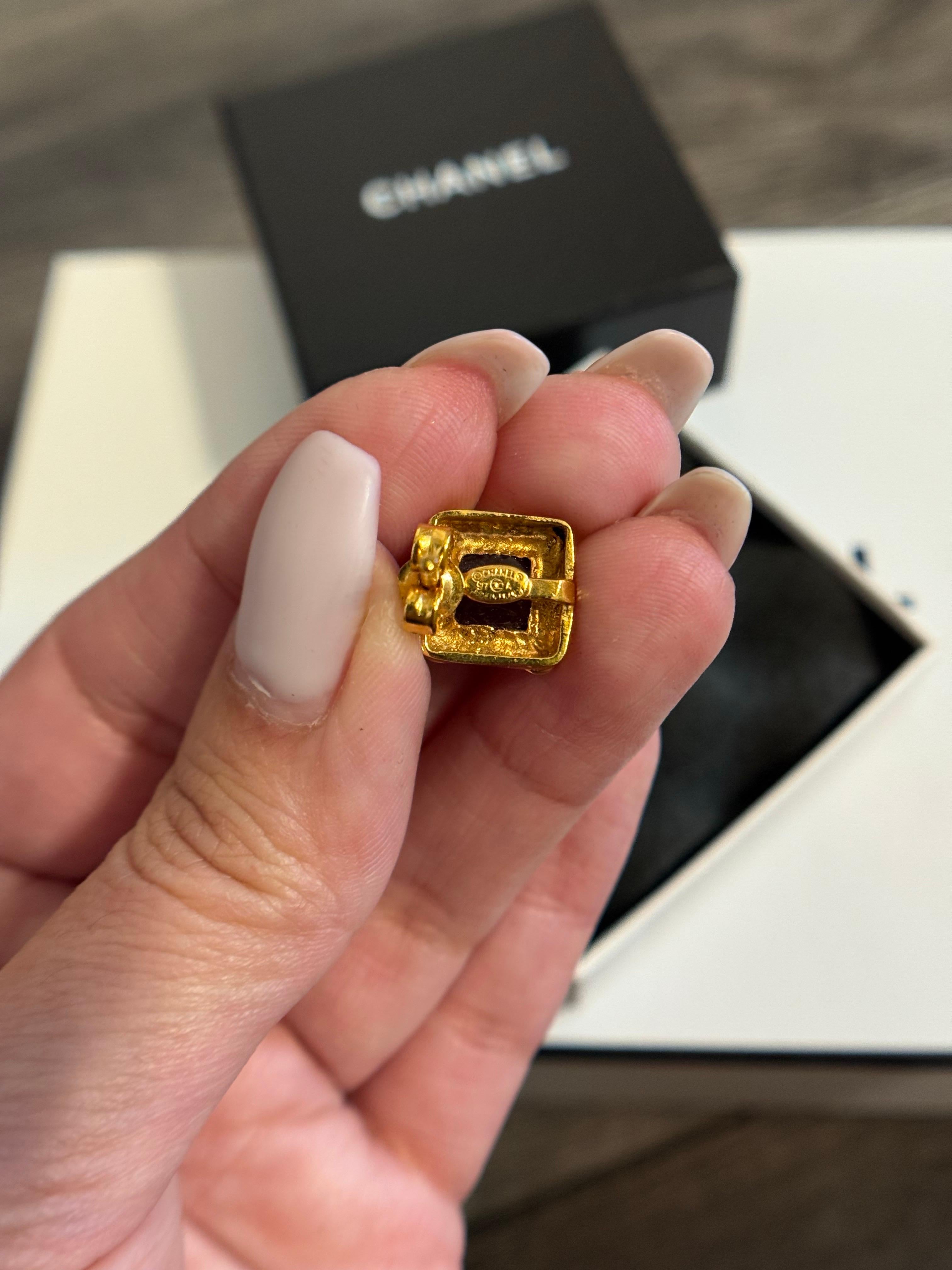 Chanel Vintage Gold Rot Grün Gripoix Ohrringe für Damen oder Herren im Angebot