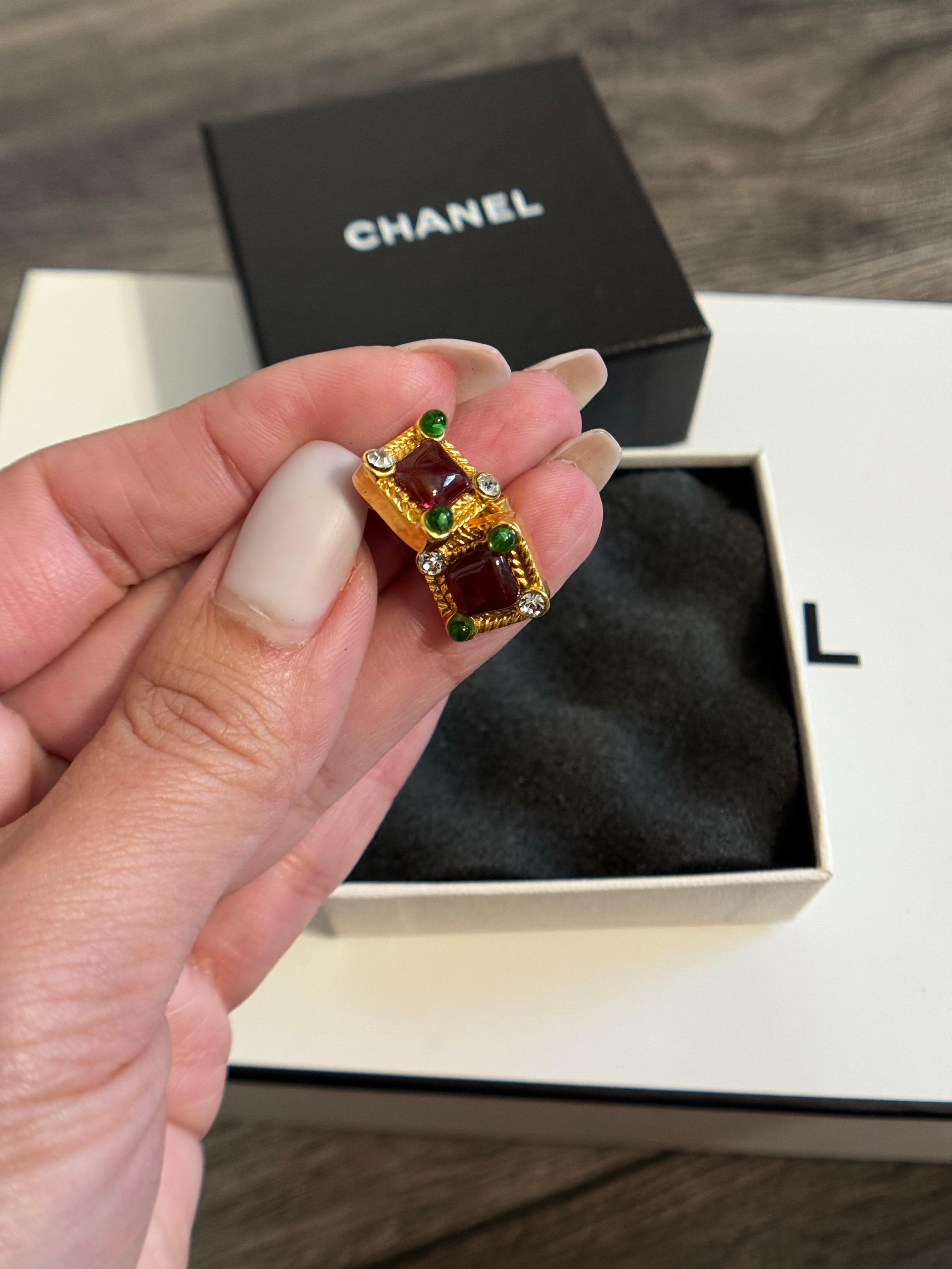 Chanel Vintage Gold Rot Grün Gripoix Ohrringe im Angebot 1