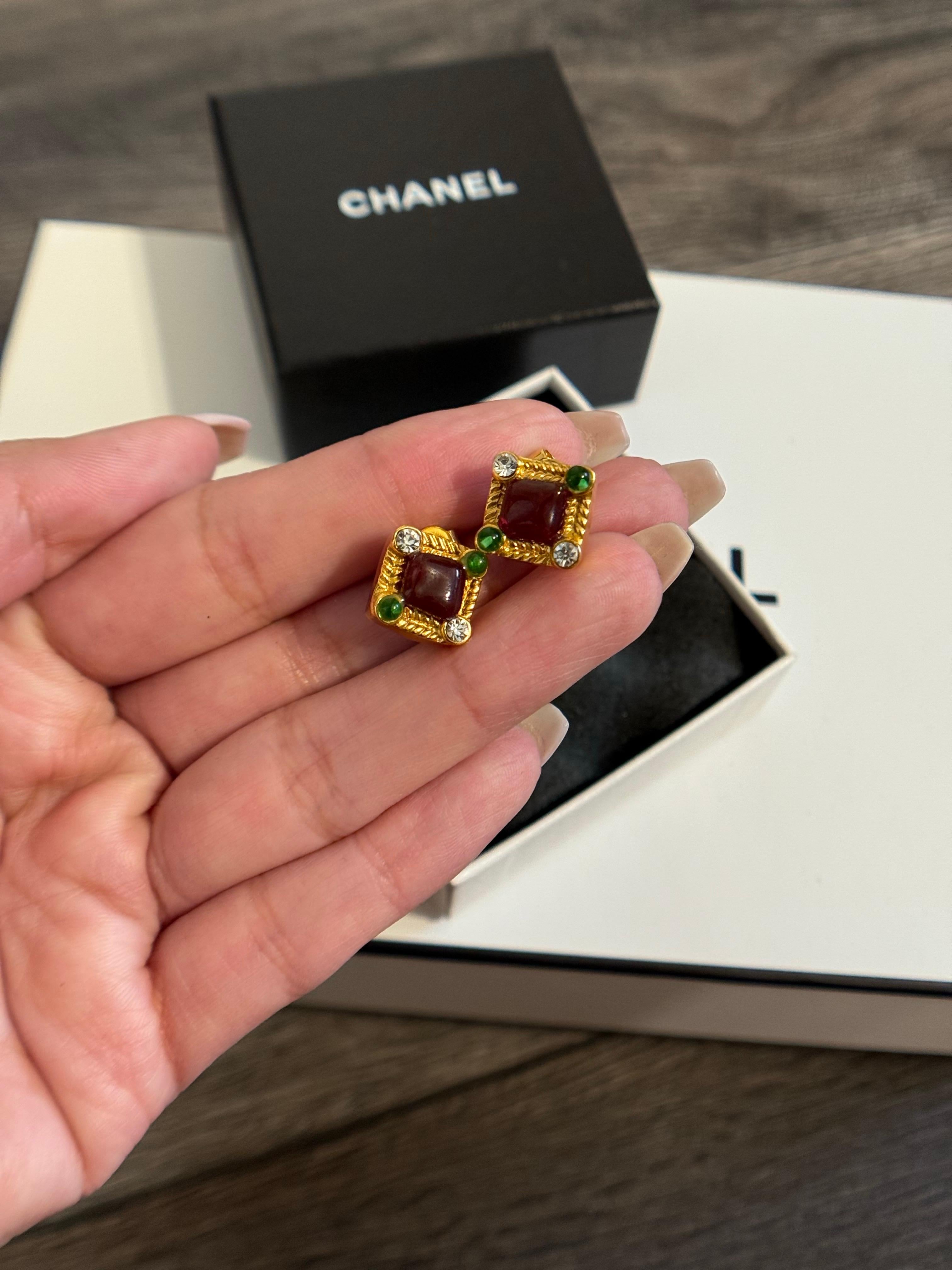 Chanel Vintage Gold Rot Grün Gripoix Ohrringe im Angebot 2