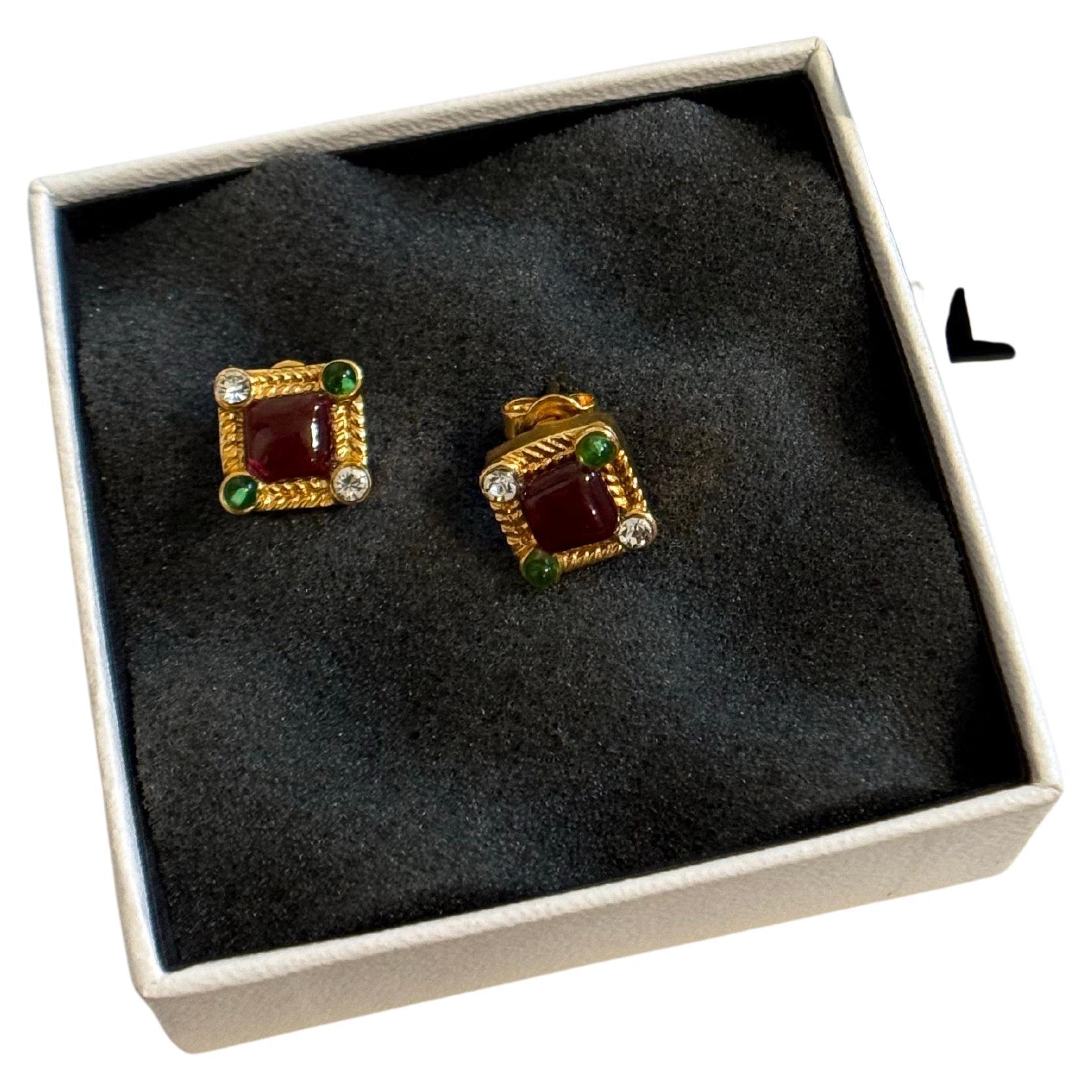 Chanel Vintage Gold Rot Grün Gripoix Ohrringe im Angebot