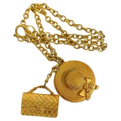 Collana Chanel vintage con catenina d'oro e charms per cappello e borsa CC