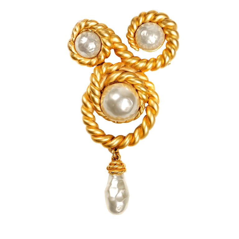 Chanel Vintage Gold Swirling Rope and Pearl Pin For Sale at