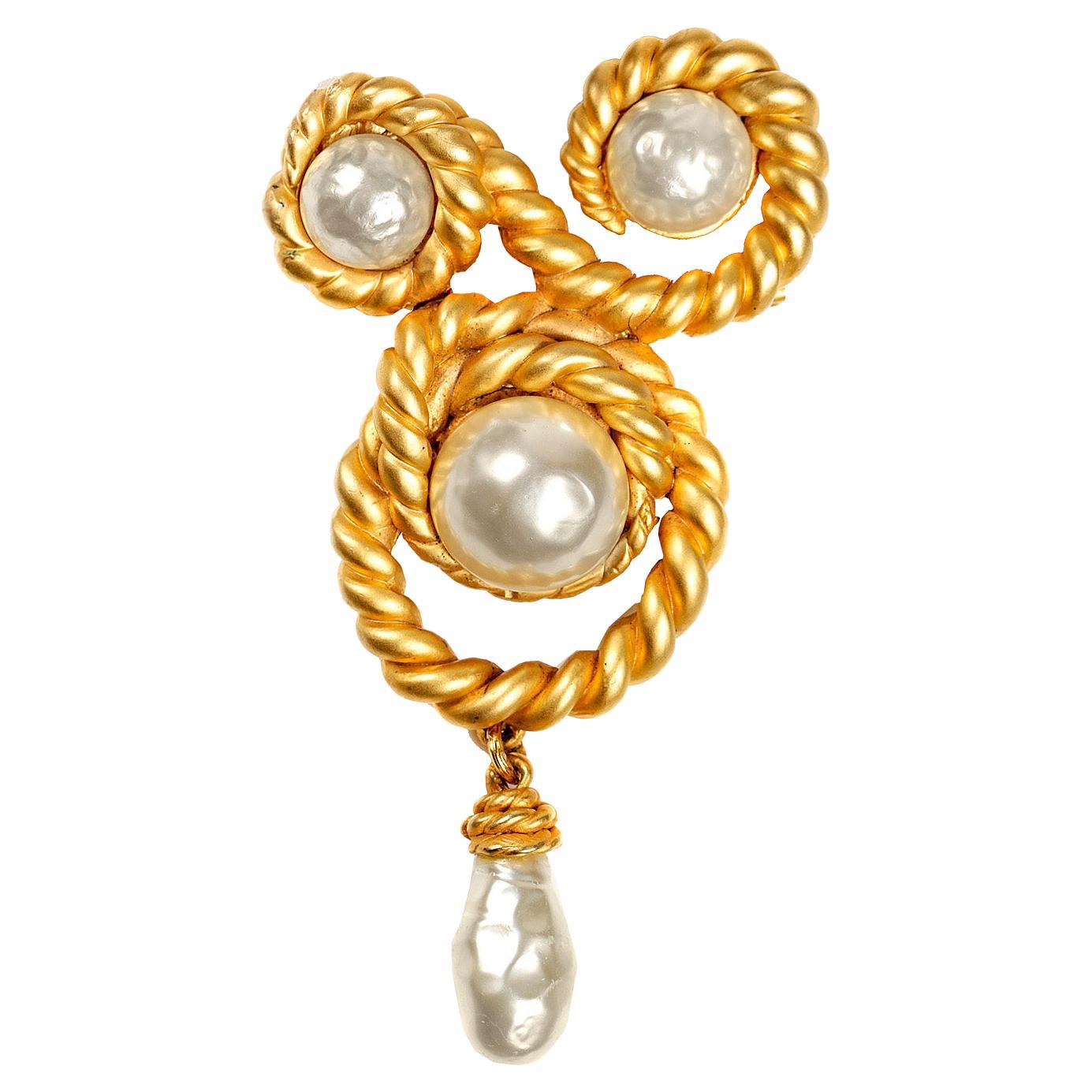 Chanel Vintage Gold Swirling Rope and Pearl Pin For Sale