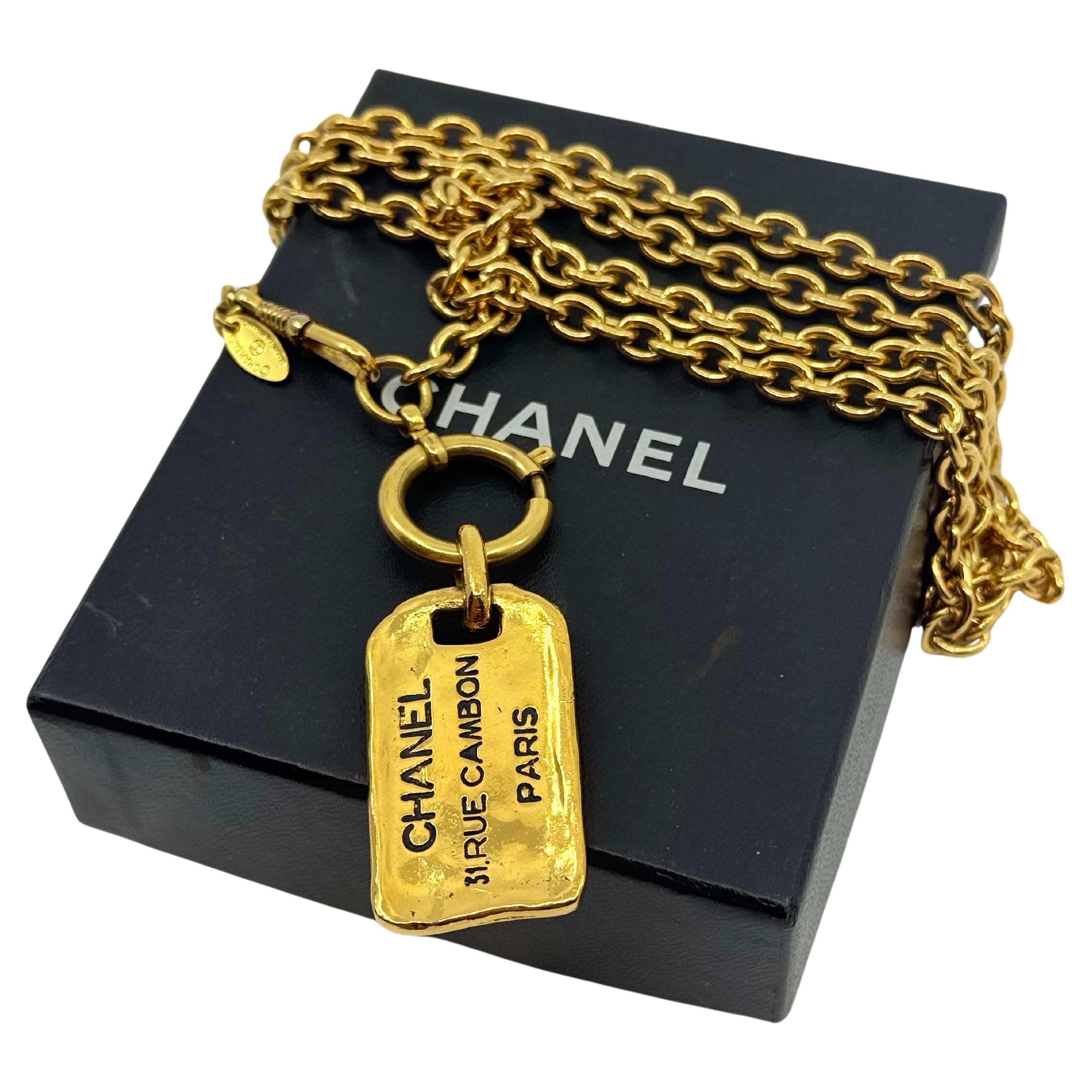 CHANEL Collier pendentif Rue Cambon Paris avec étiquette en or Vintage