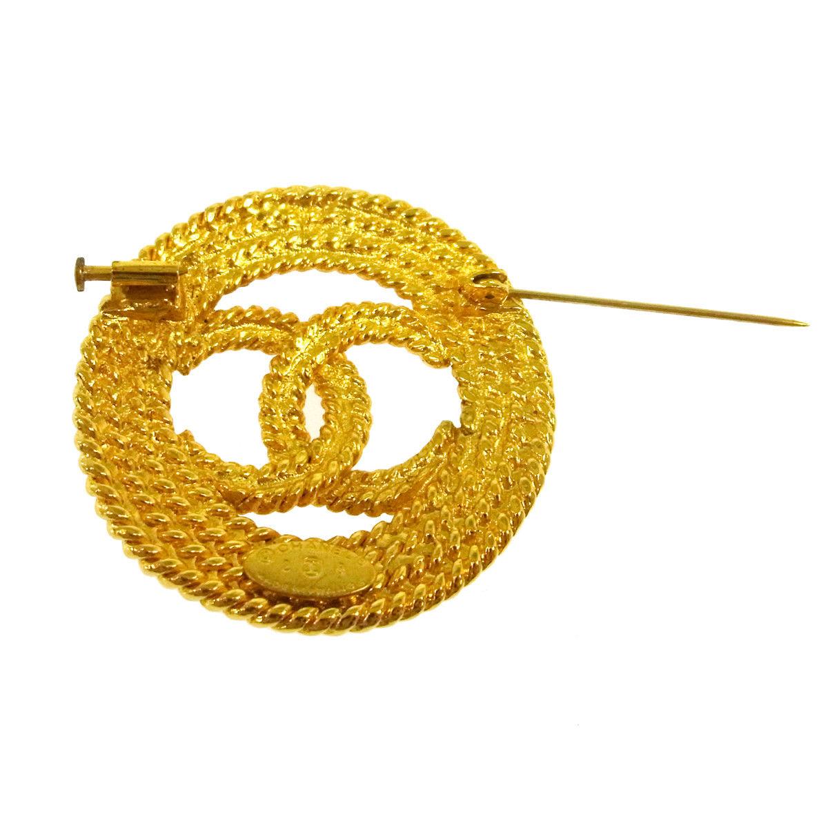 Chanel Vintage Gold Textured CC Logo Charm Button Pin Brooch 

Metal
Gold tone
Pin closure
Made in France
Measures 2