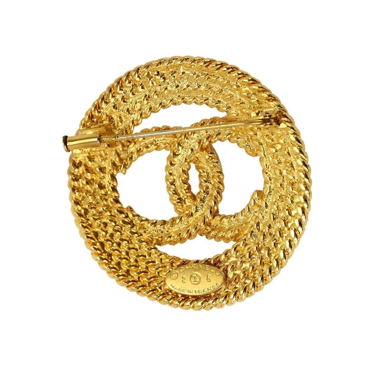 Women's Chanel Vintage Gold Textured CC Logo Charm Button Pin Brooch in Box For Sale