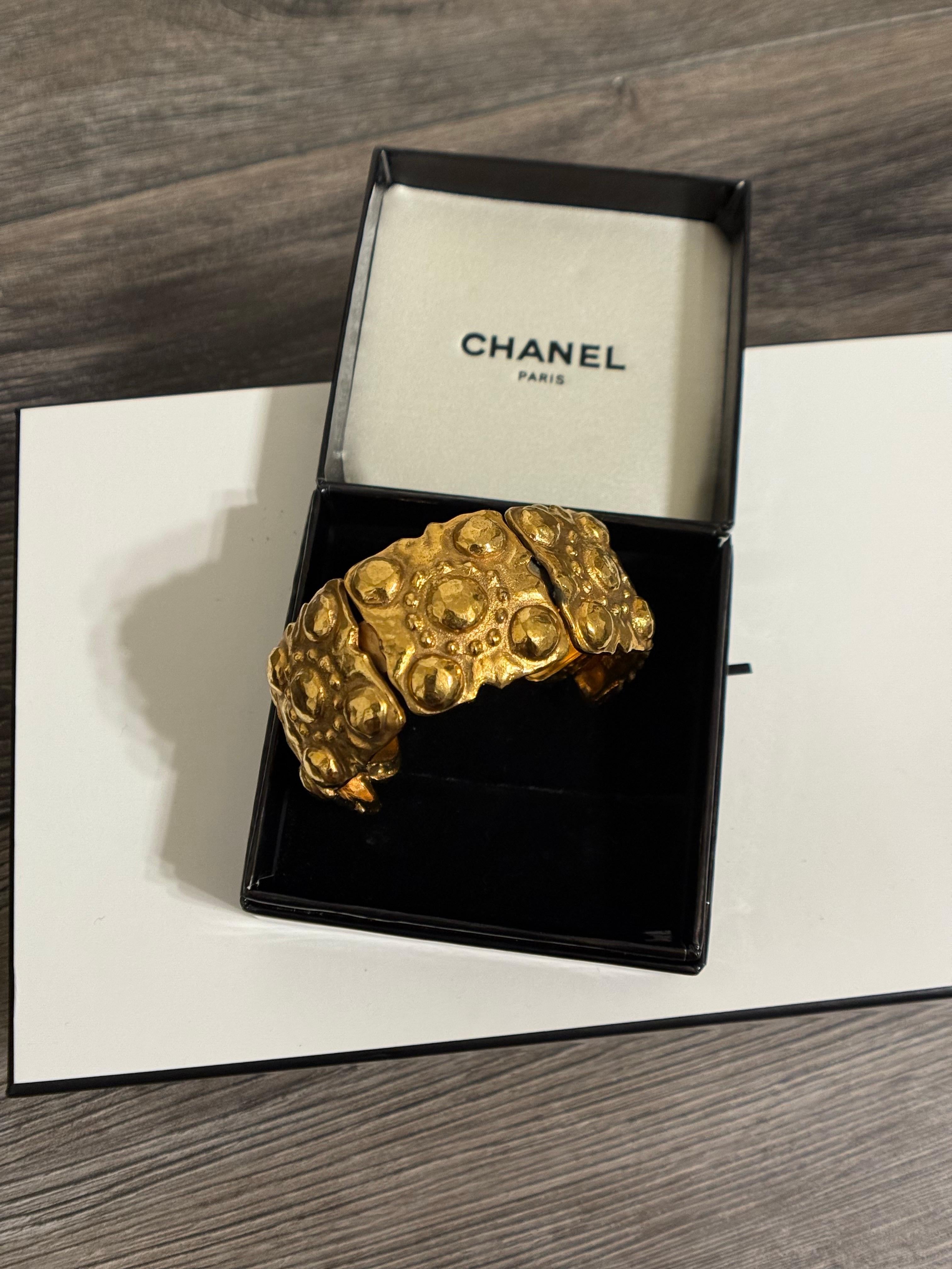 Chanel Pulsera de oro vintage con textura en venta 6