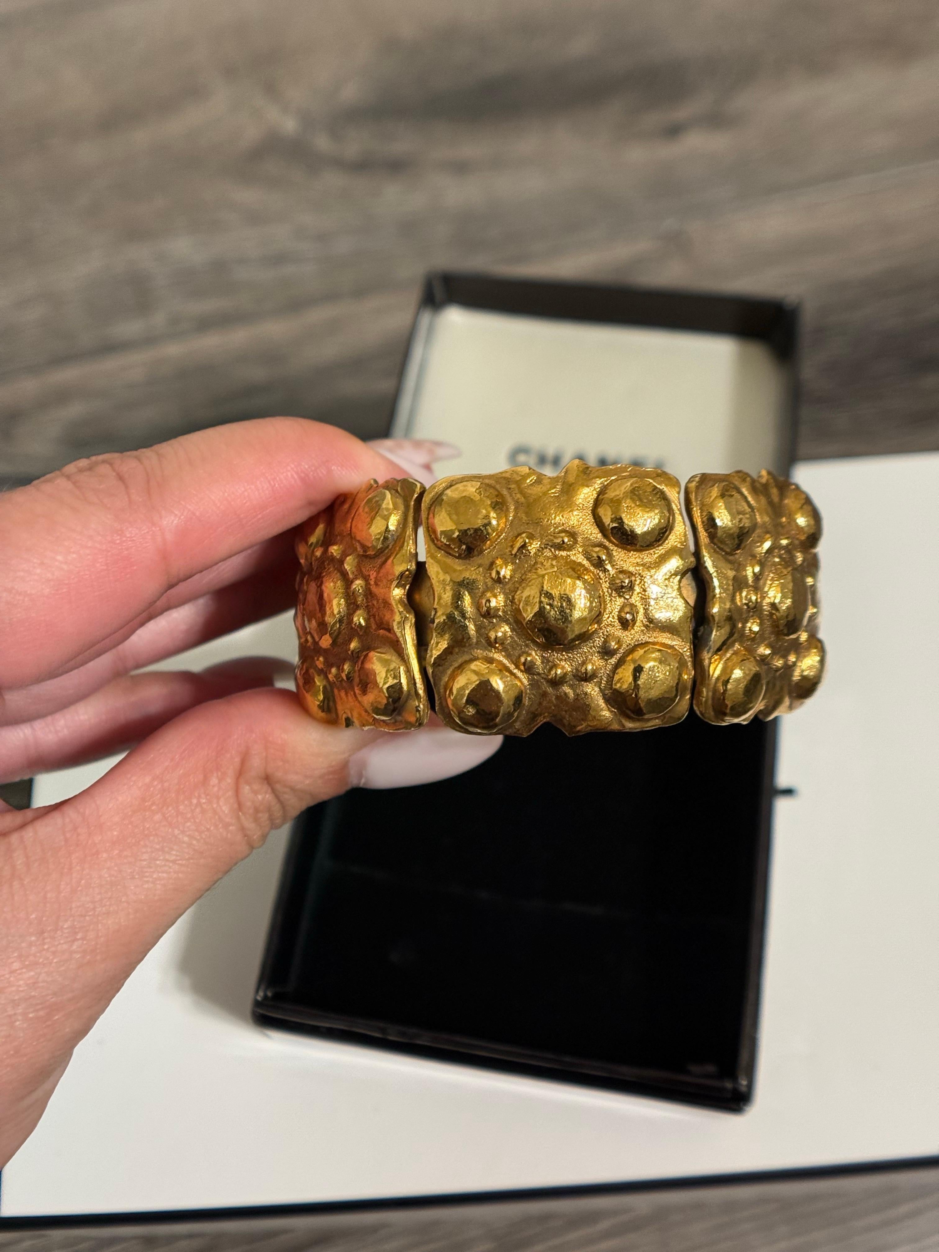DETALLES:
Sello distintivo: CHANEL
Fabricado en Francia
Colección 23
Chapado en oro
La pulsera está en buen estado y presenta un desgaste mínimo
Viene con caja

INFORMACIÓN IMPORTANTE:
Este artículo es una pieza vintage de segunda mano y puede