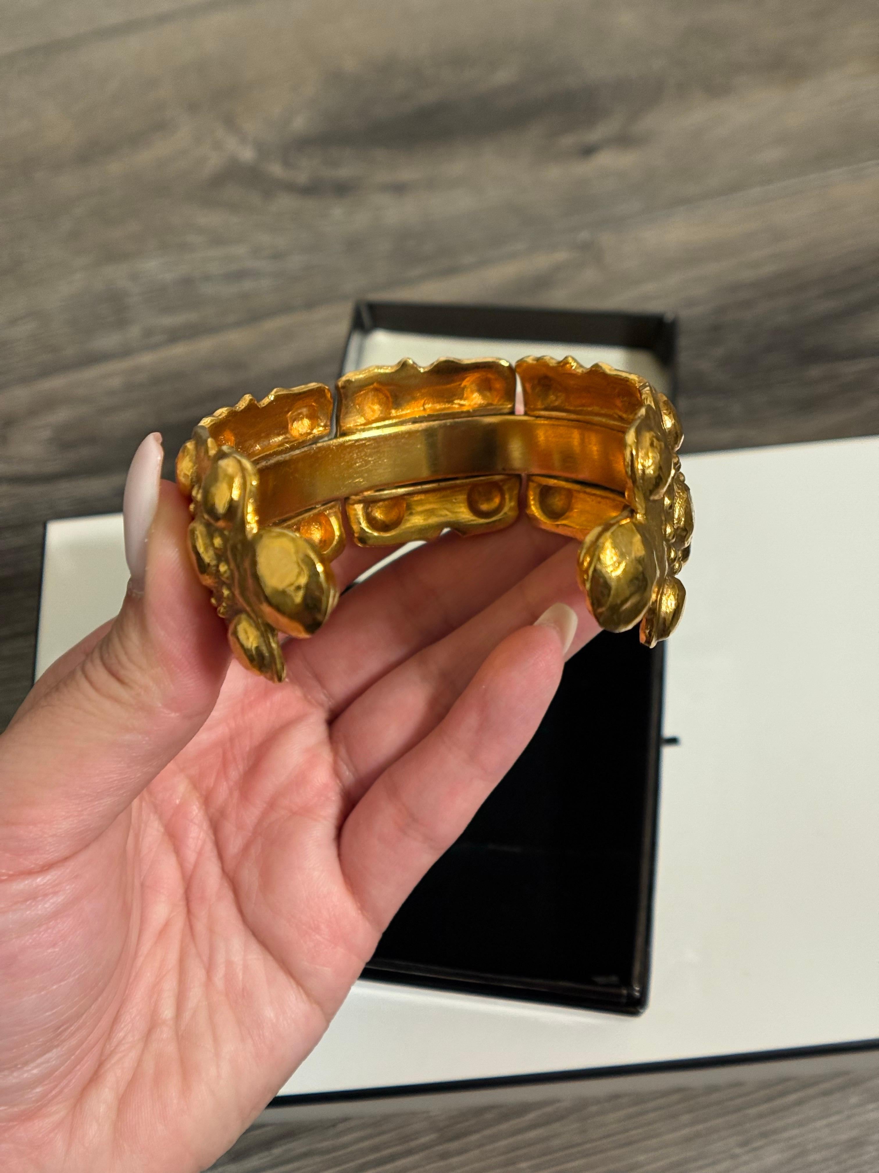 Chanel Pulsera de oro vintage con textura en Bueno estado para la venta en Bellevue, WA
