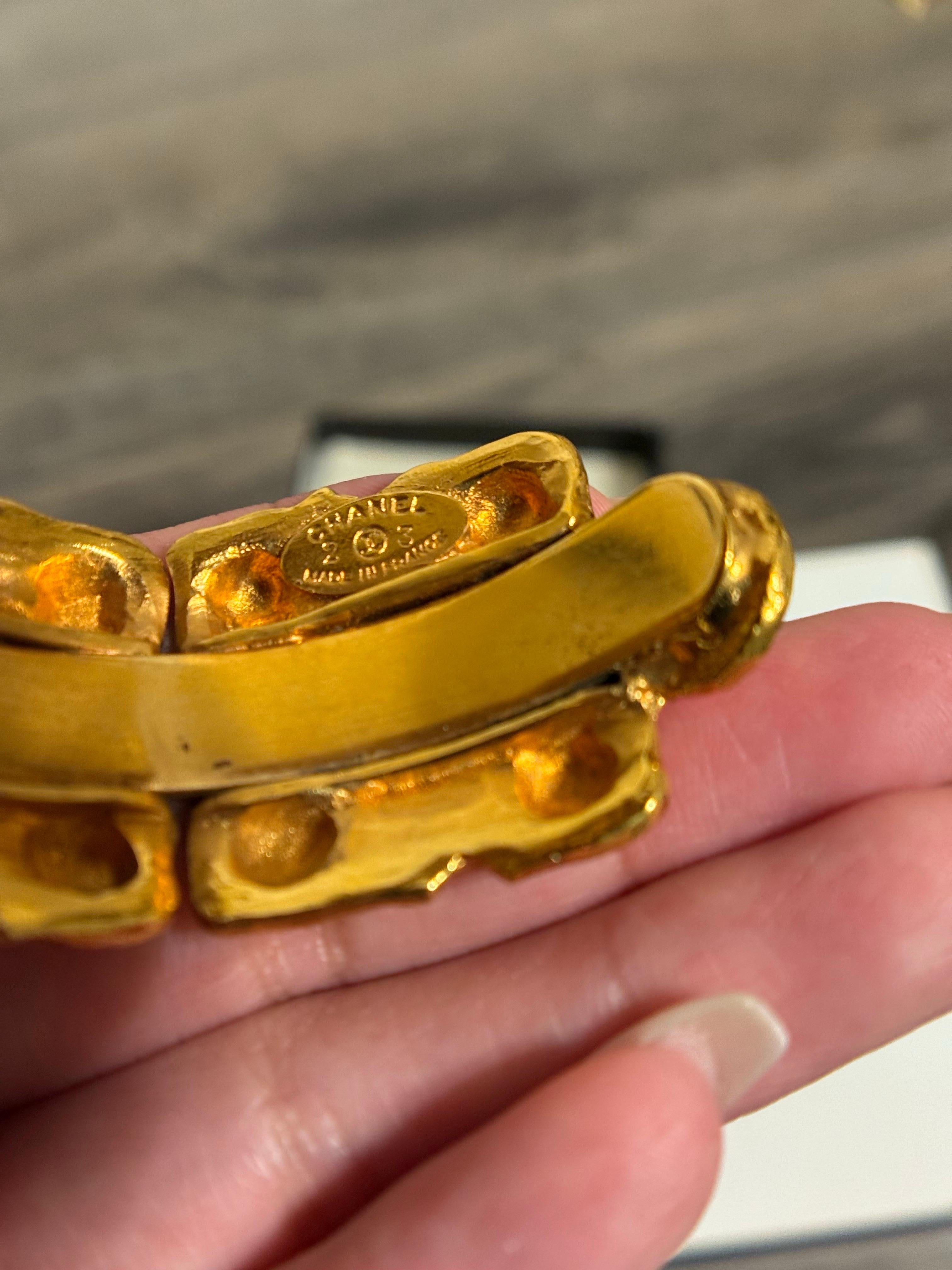 Femenino o masculino Chanel Pulsera de oro vintage con textura en venta
