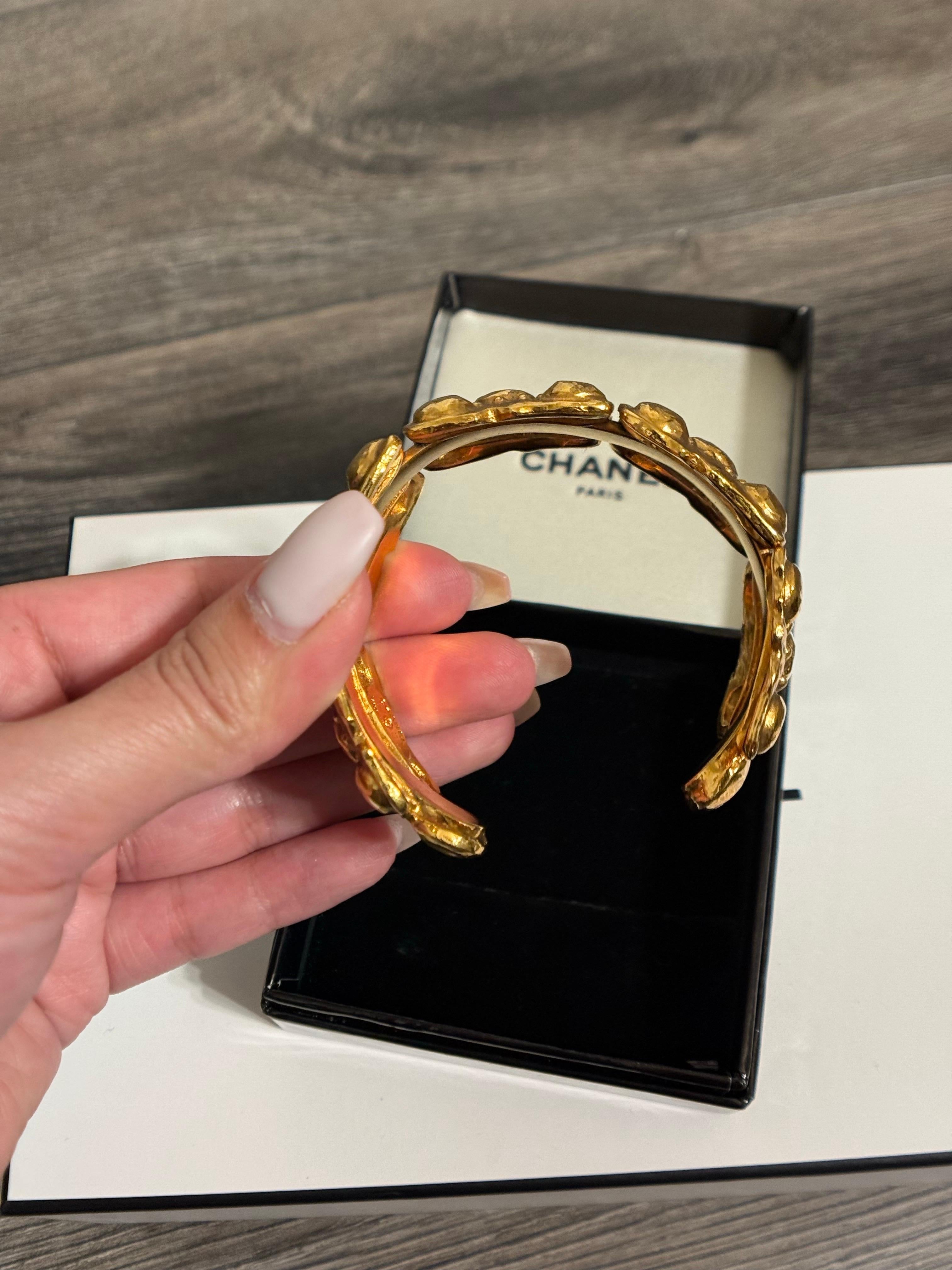 Chanel Pulsera de oro vintage con textura en venta 1