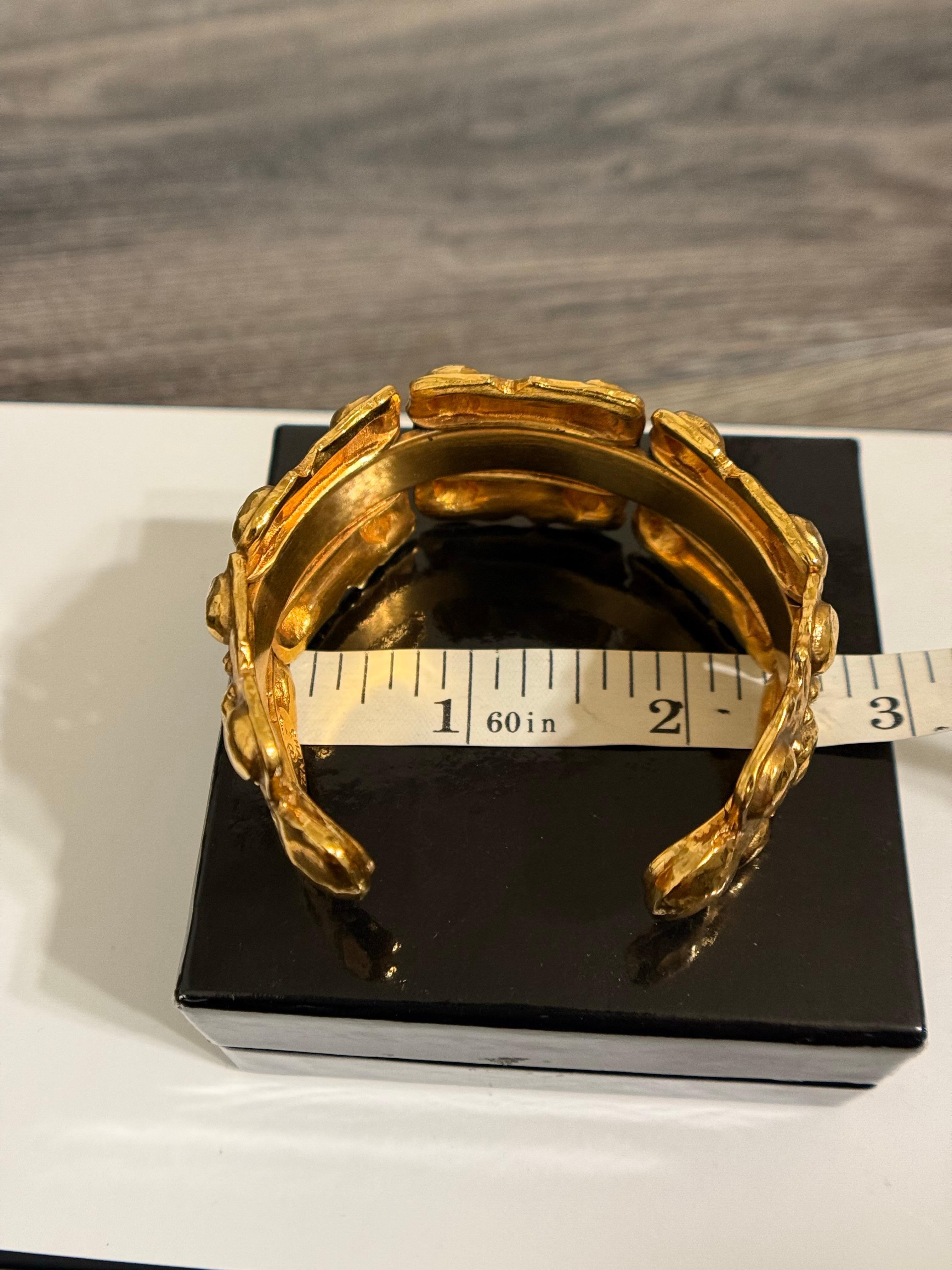 Chanel Pulsera de oro vintage con textura en venta 4