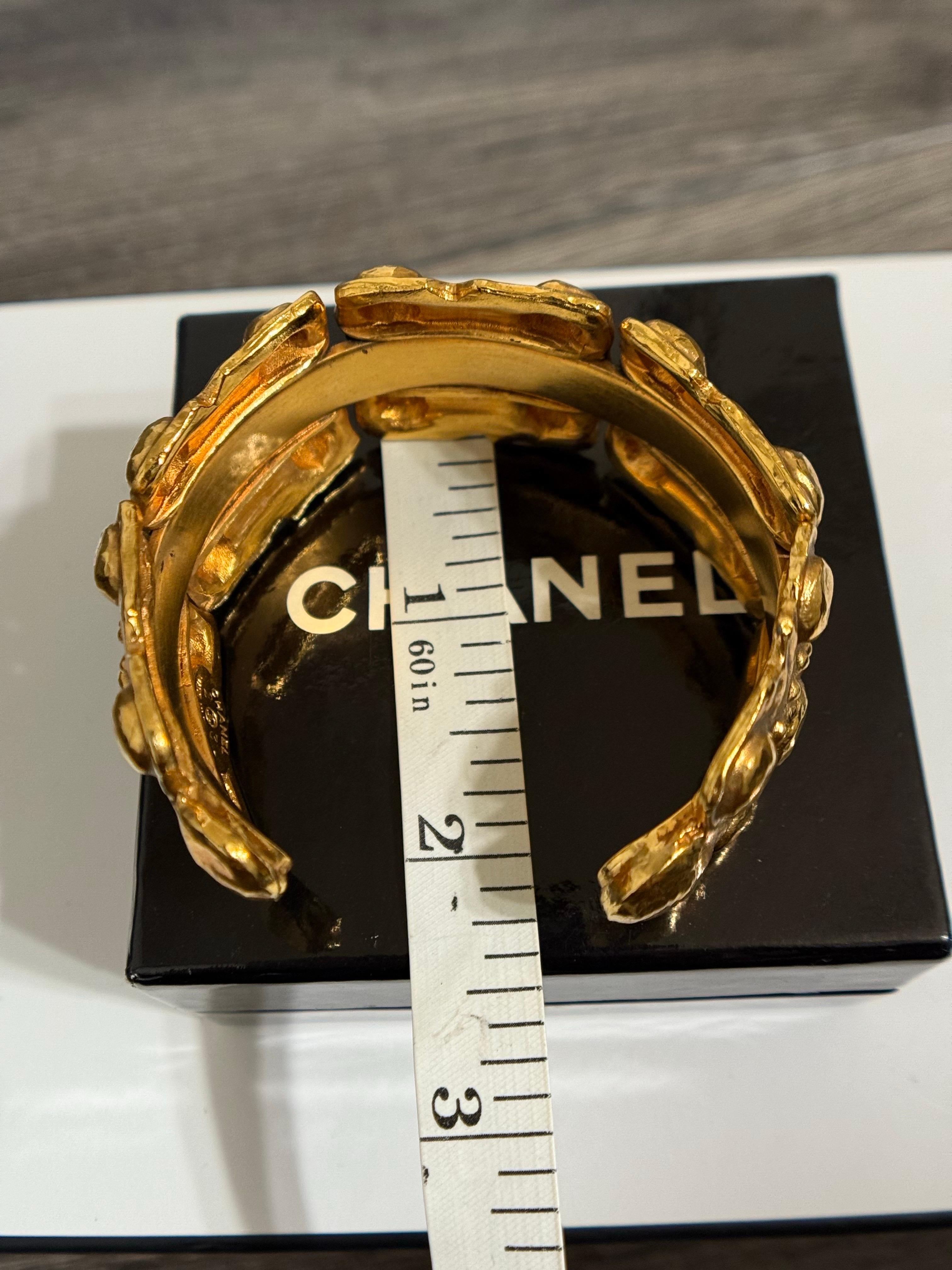 Chanel Pulsera de oro vintage con textura en venta 5