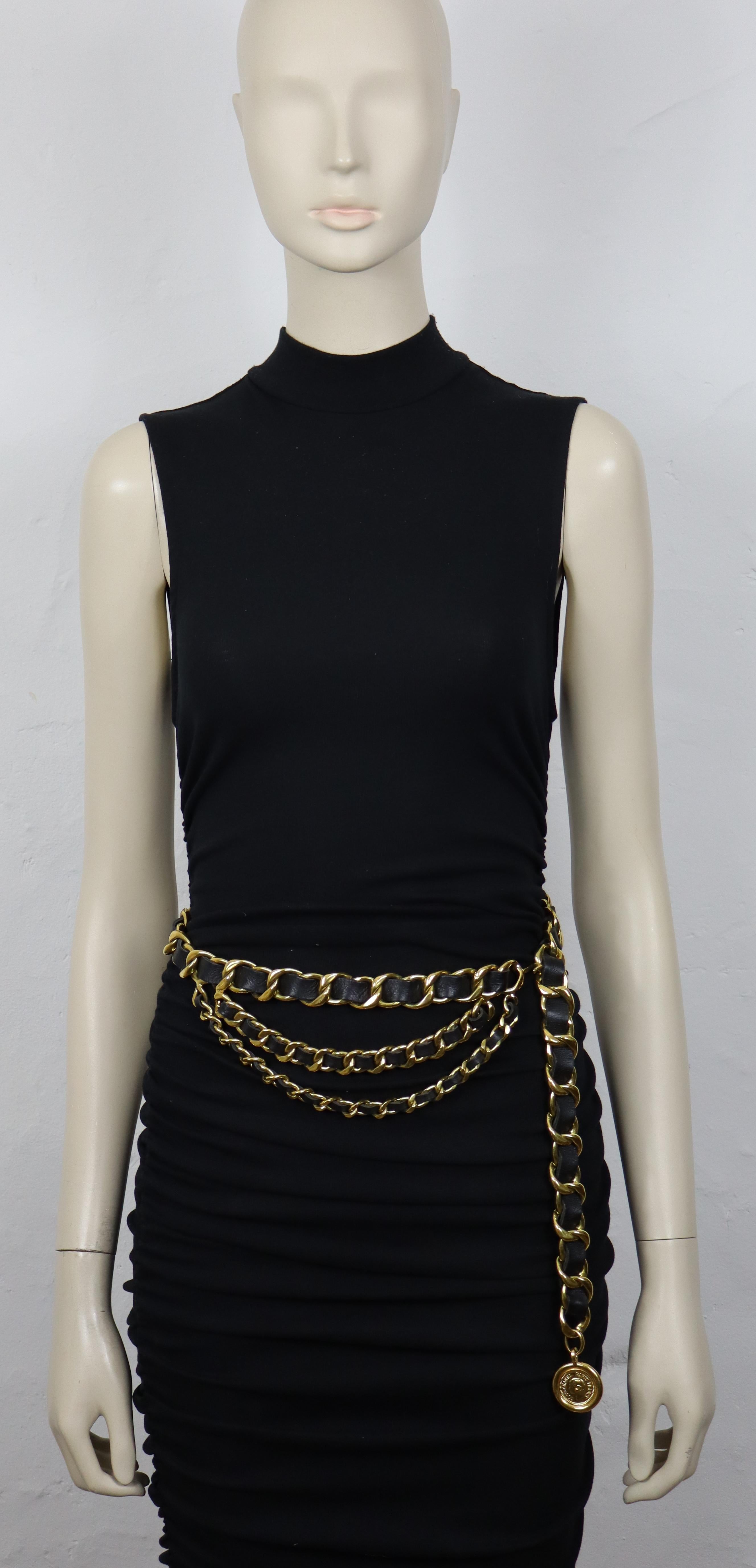 Ceinture CHANEL by KARL LAGERFELD vintage en chaîne dorée entrelacée de cuir noir. Médaillon embossé du logo CC couronné sur une face et du profil COCO CHANEL sur l'autre.

Printemps 1994 Collectional.

Fermeture réglable à crochet.

Gaufrage CHANEL