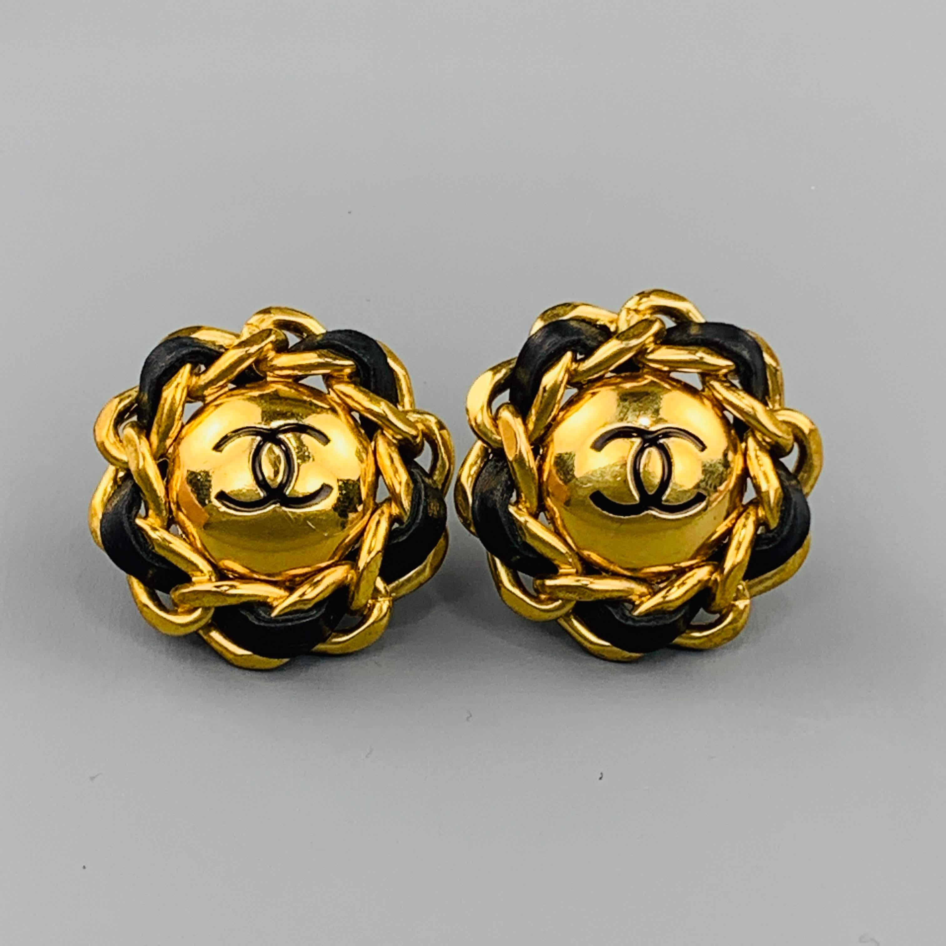 Vintage CHANEL Season 28 (Circa 1986-1992) round clip on earrings come in yellow gold tone metal with a black leather woven chain boarder and CC logo motif. Made in France.
 
Very Good Pre-Owned Condition.
Marked: 28
 
4 x 4 cm.