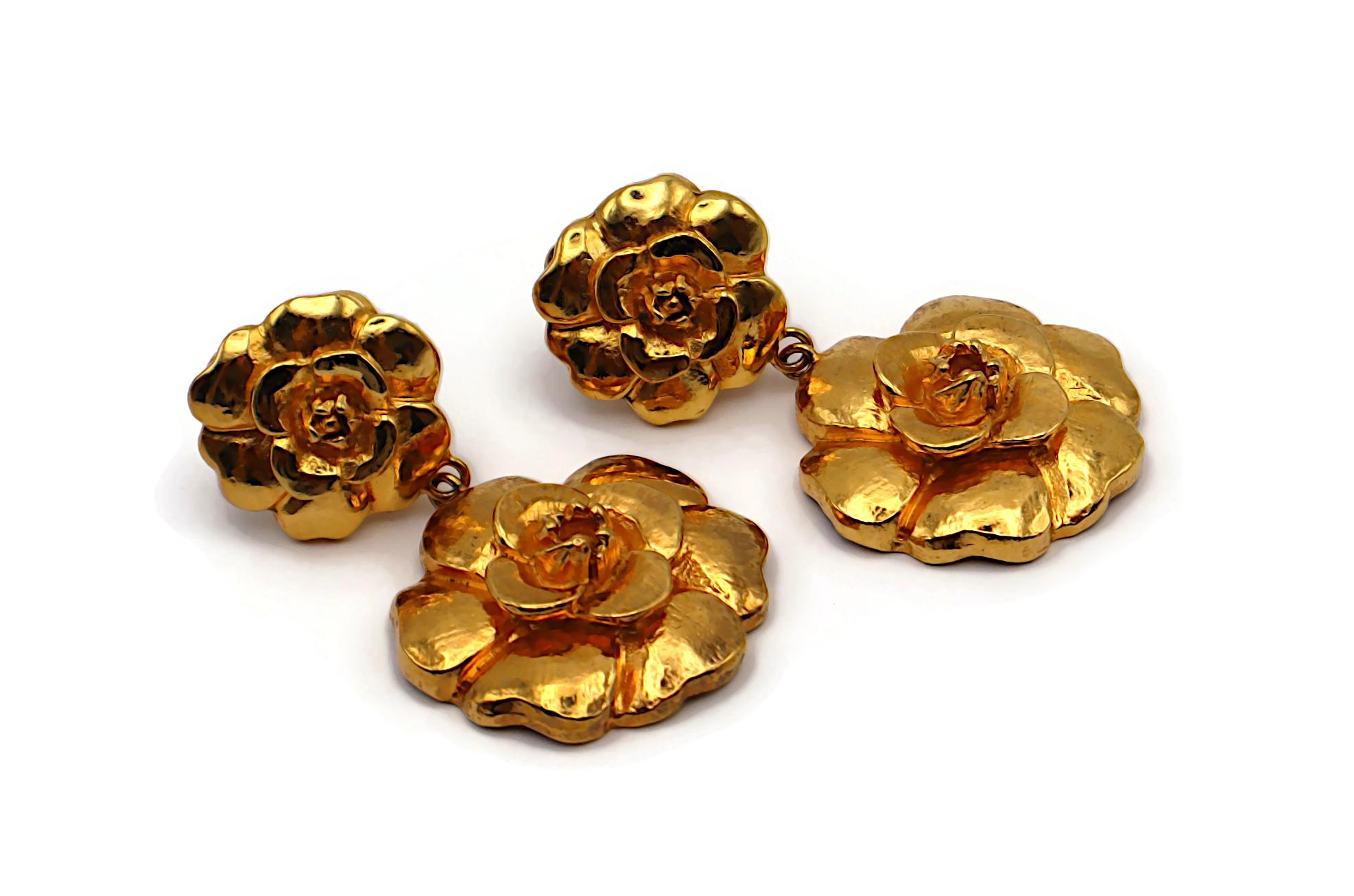 CHANEL Vintage Gold Tone Camellia Dangle Earrings In Good Condition For Sale In Nice, FR