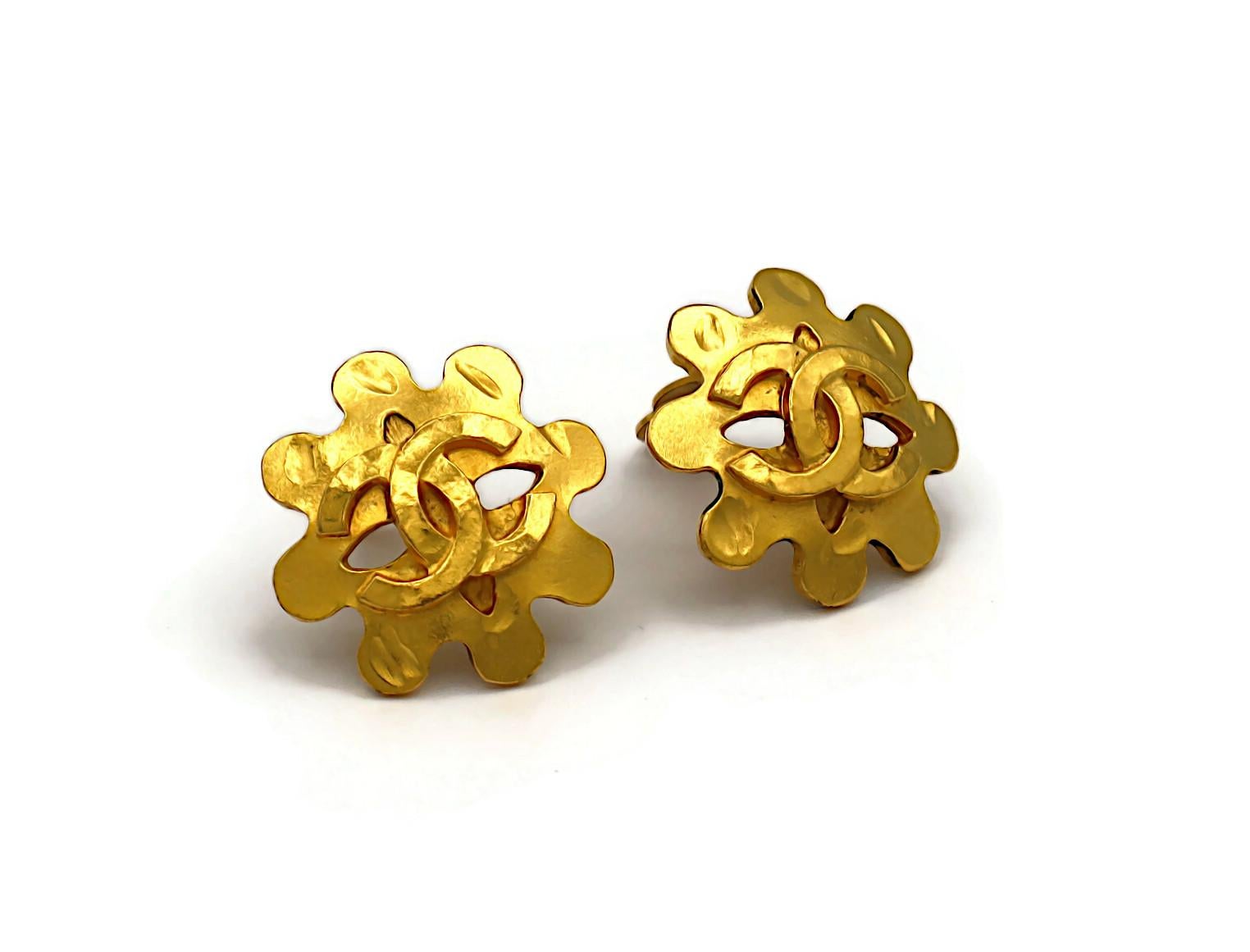 CHANEL vintage textured gold tone CC clip-on earrings.

From the Spring 1994 collection.

Embossed CHANEL 94 P Made in France.

Indicative measurements : approx. 2.8 cm x 2.8 cm (1.10 inches x 1.10 inches).

Material : Gold tone metal