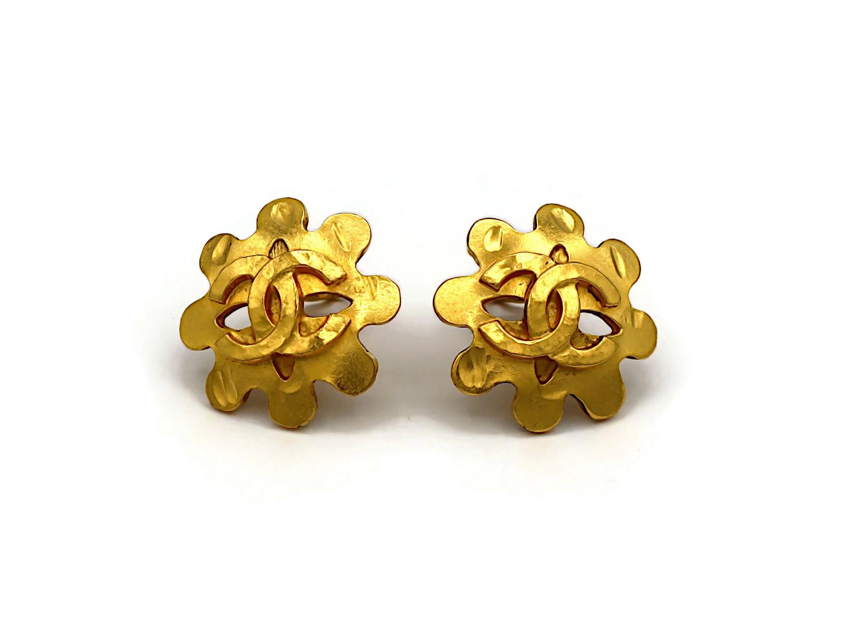 CHANEL Vintage Gold Tone CC Clip-On Earrings, 1994 In Good Condition For Sale In Nice, FR