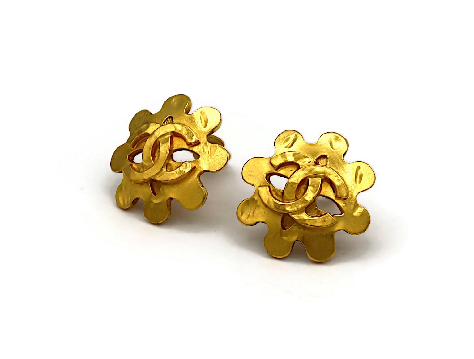 Women's CHANEL Vintage Gold Tone CC Clip-On Earrings, 1994 For Sale