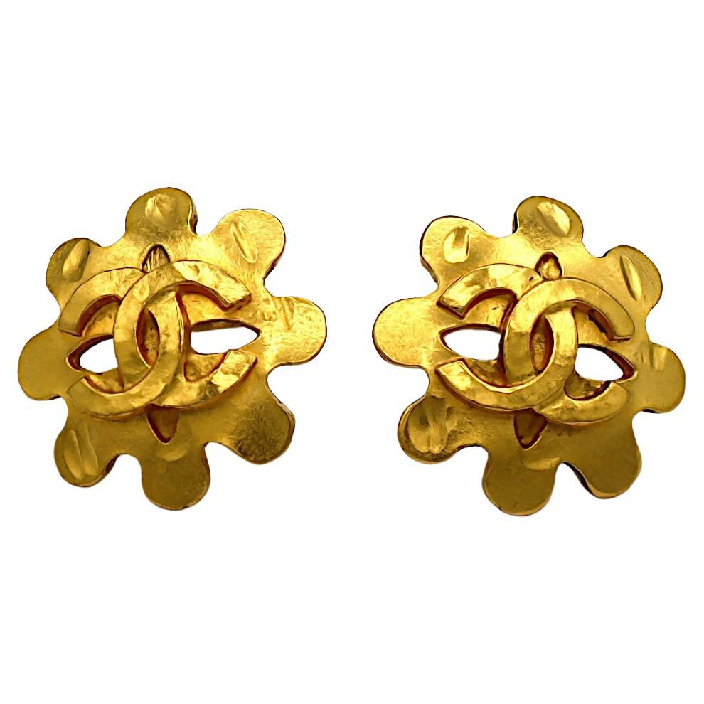 CHANEL Pendientes de clip CC vintage en tono dorado, 1994