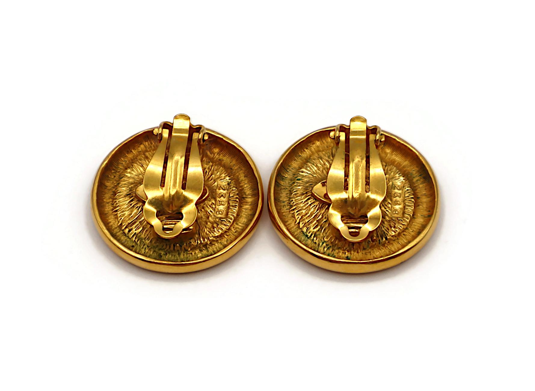 CHANEL Pendientes de clip CC vintage en tono dorado en venta 7
