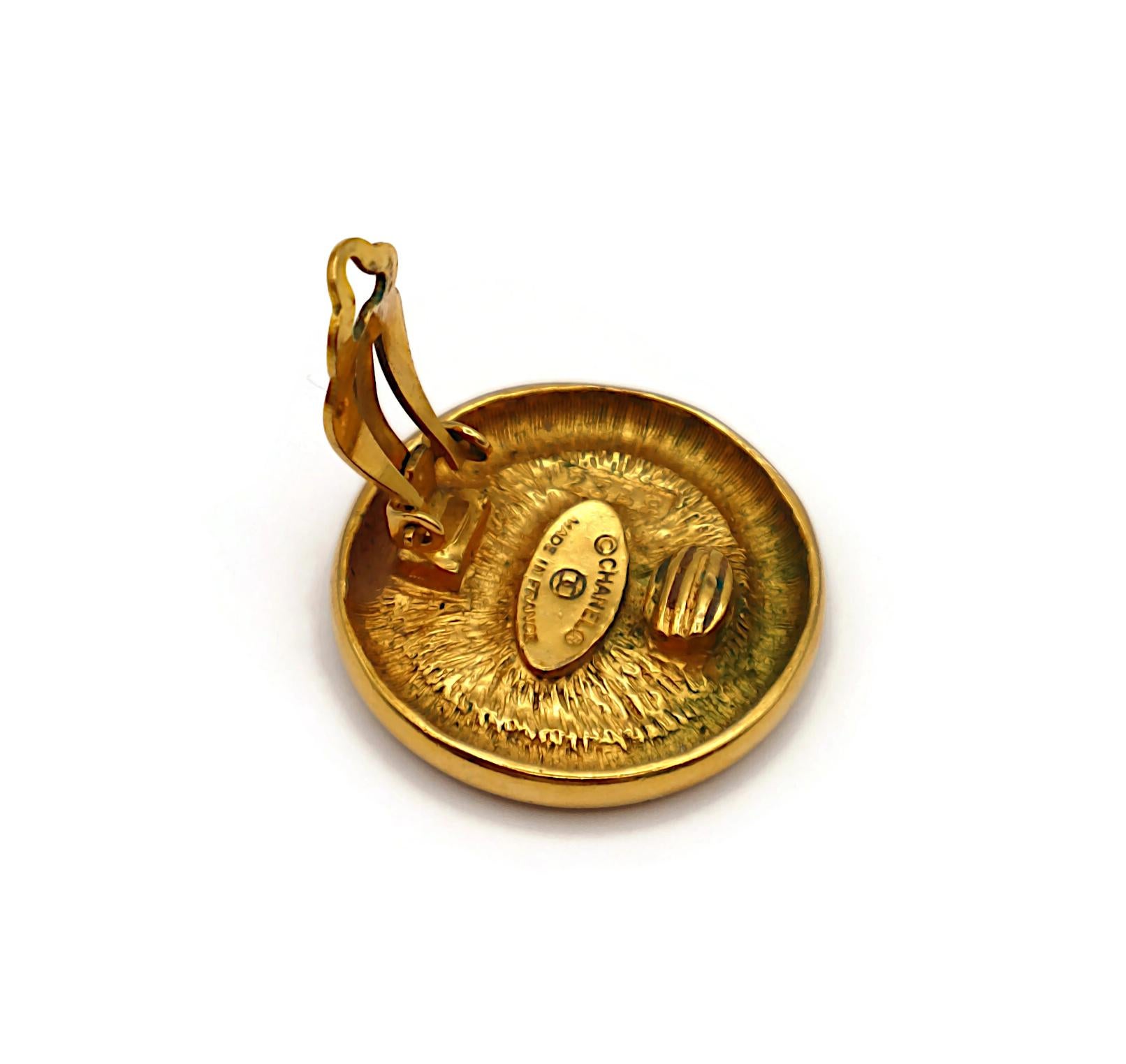 CHANEL Pendientes de clip CC vintage en tono dorado en venta 8