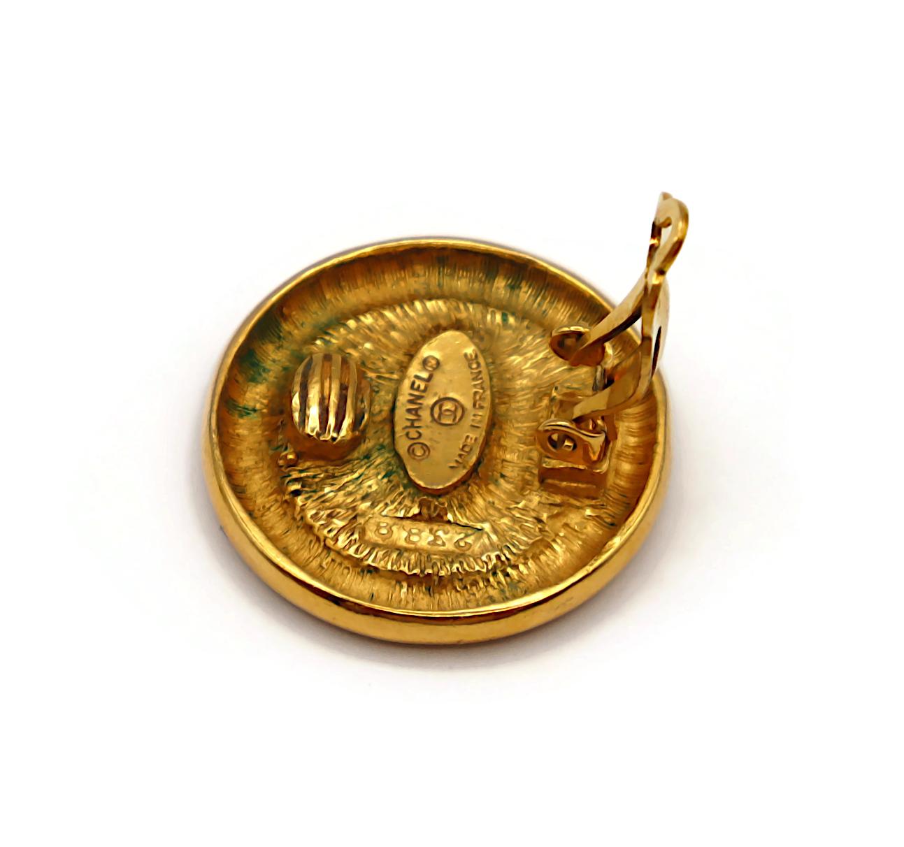 CHANEL Pendientes de clip CC vintage en tono dorado en venta 9