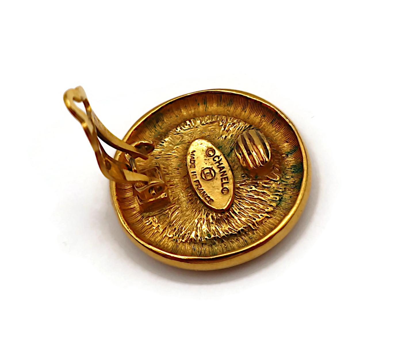 CHANEL Pendientes de clip CC vintage en tono dorado en venta 10