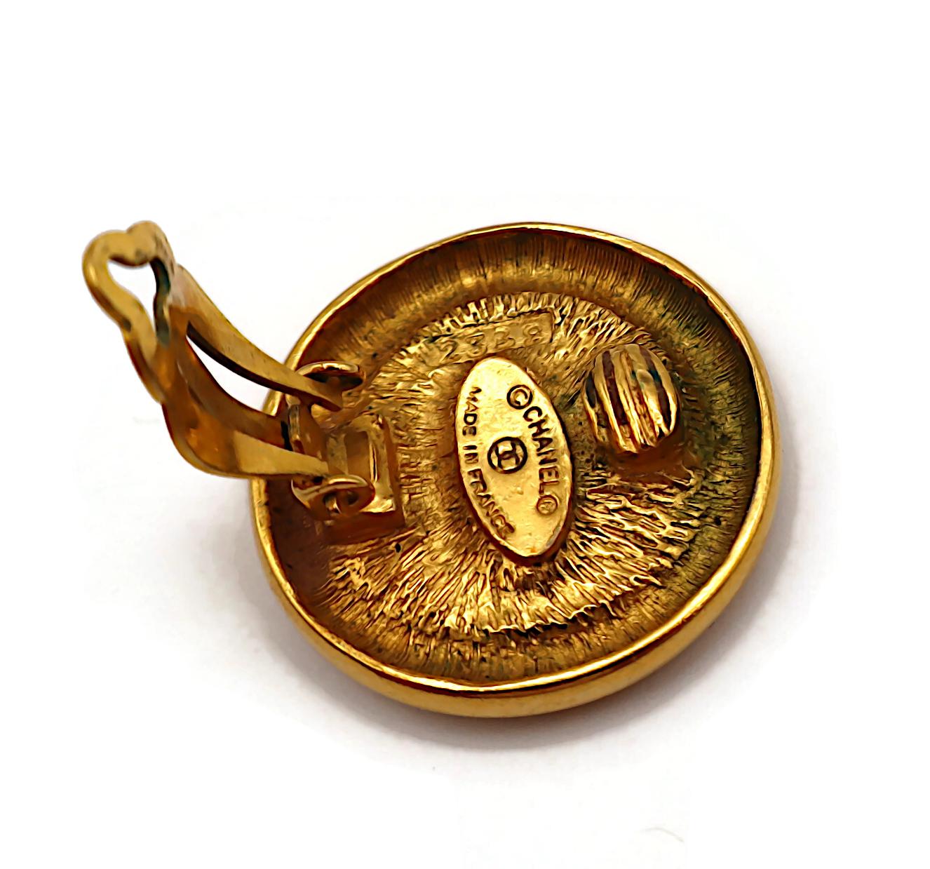 CHANEL Pendientes de clip CC vintage en tono dorado en venta 11