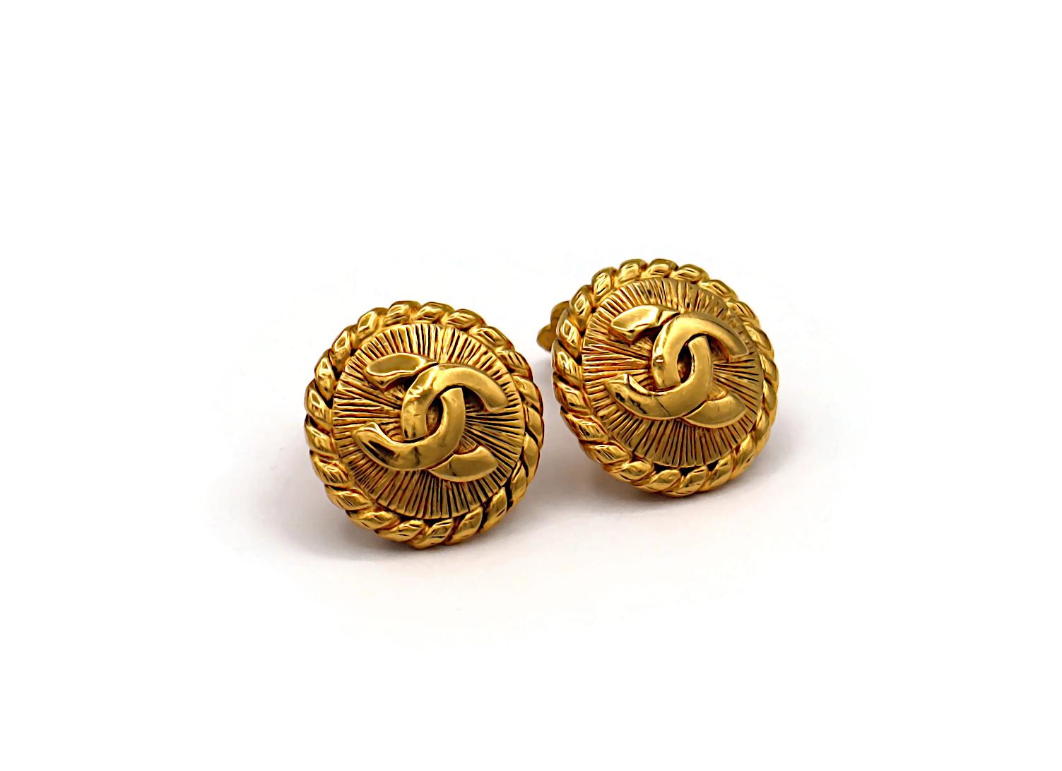 CHANEL Pendientes de clip CC vintage en tono dorado en Bueno estado para la venta en Nice, FR