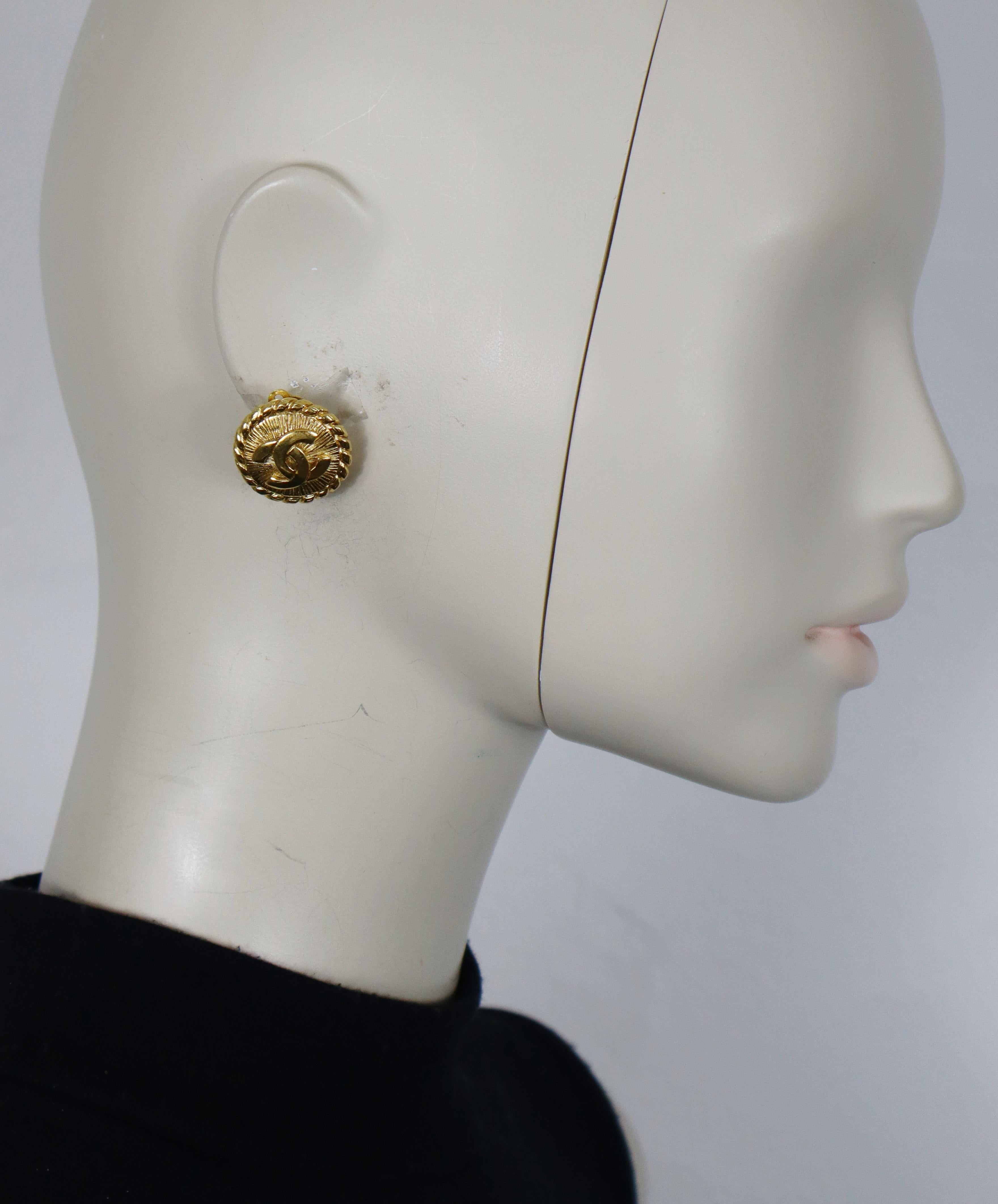 Pendientes de clip CHANEL vintage en tono dorado con el logotipo CC en el centro.

Estampado CHANEL Made in France.

Medidas orientativas : diámetro aprox. 2,2 cm (0,87 pulgadas).

Peso por pendiente : aprox. 8 gramos.

Material(es) : Herrajes