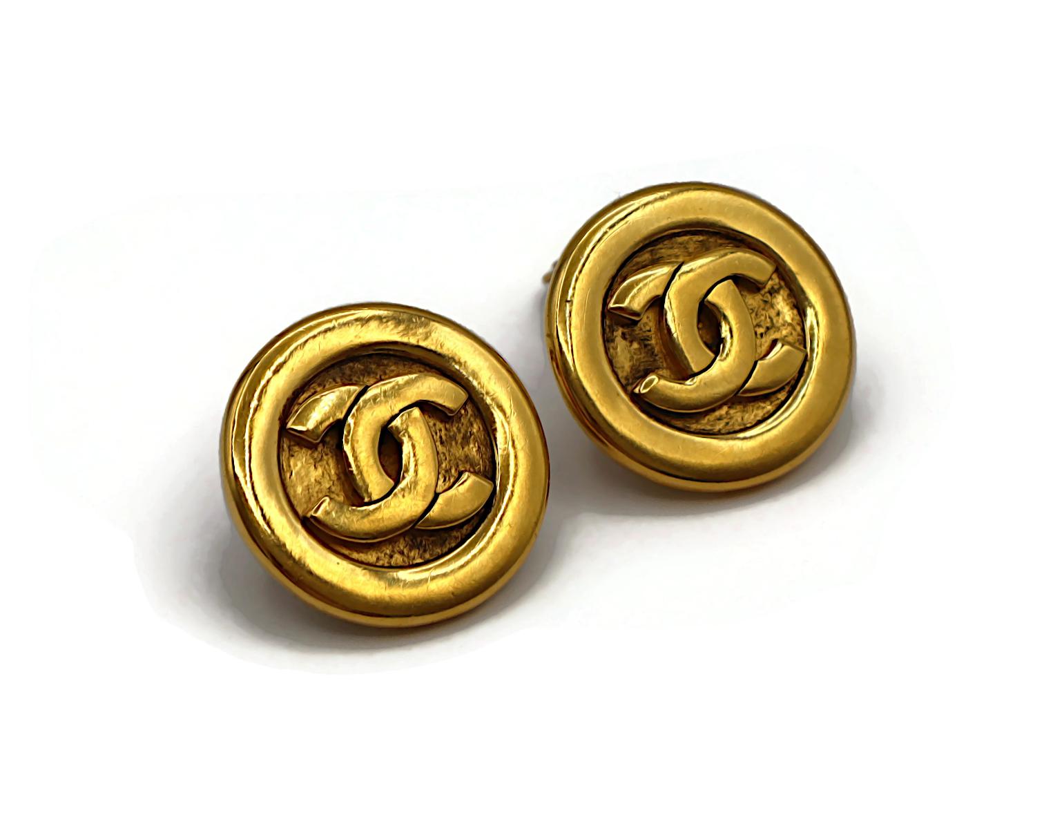 CHANEL Pendientes de clip CC vintage en tono dorado en Bueno estado para la venta en Nice, FR