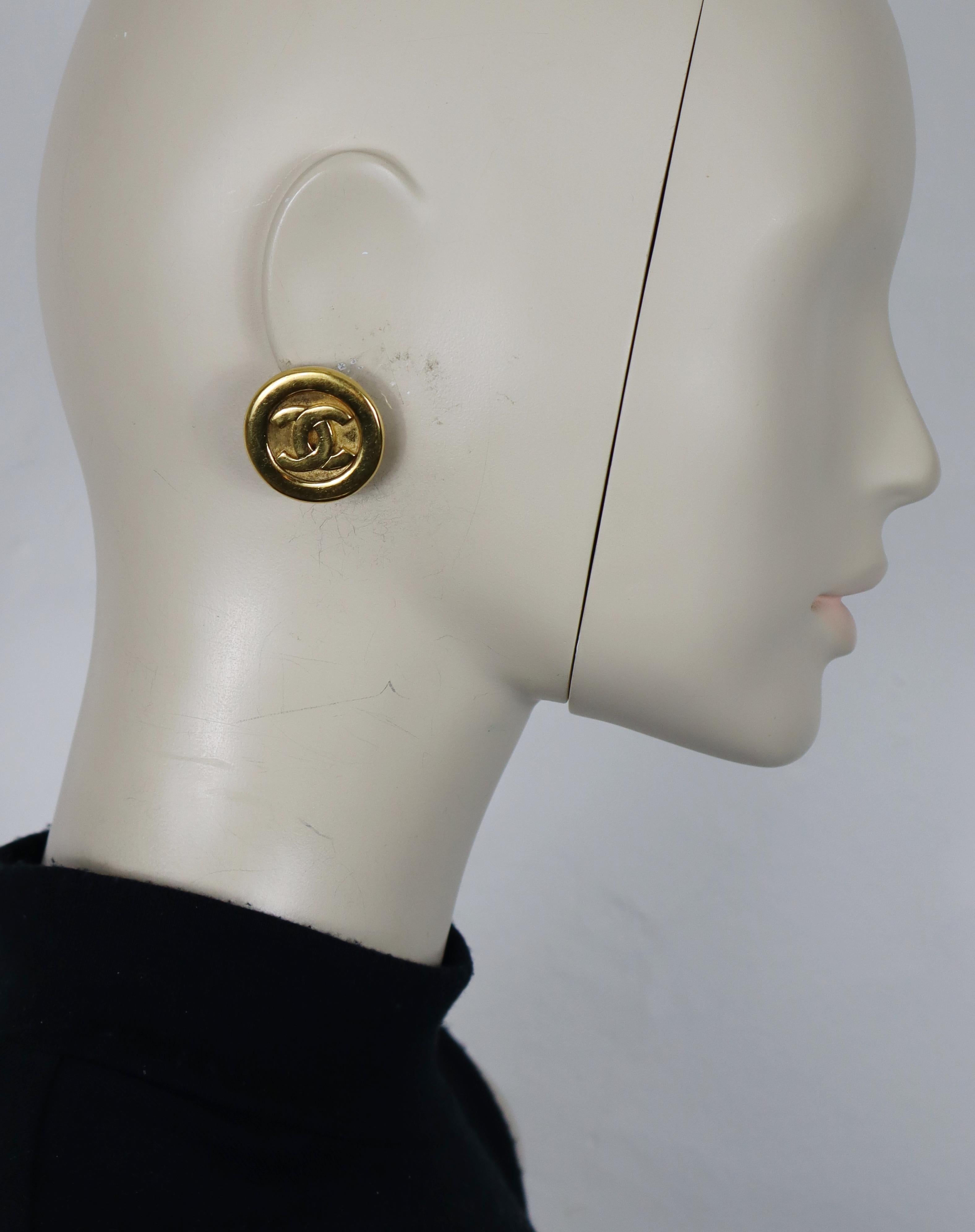 Pendientes de clip CHANEL vintage en tono dorado con el logotipo CC en el centro.

Estampado CHANEL Made in France.

Medidas orientativas : diámetro aprox. 2,7 cm (1,06 pulgadas).

Peso por pendiente : aprox. 11 gramos.

Material(es) : Herrajes