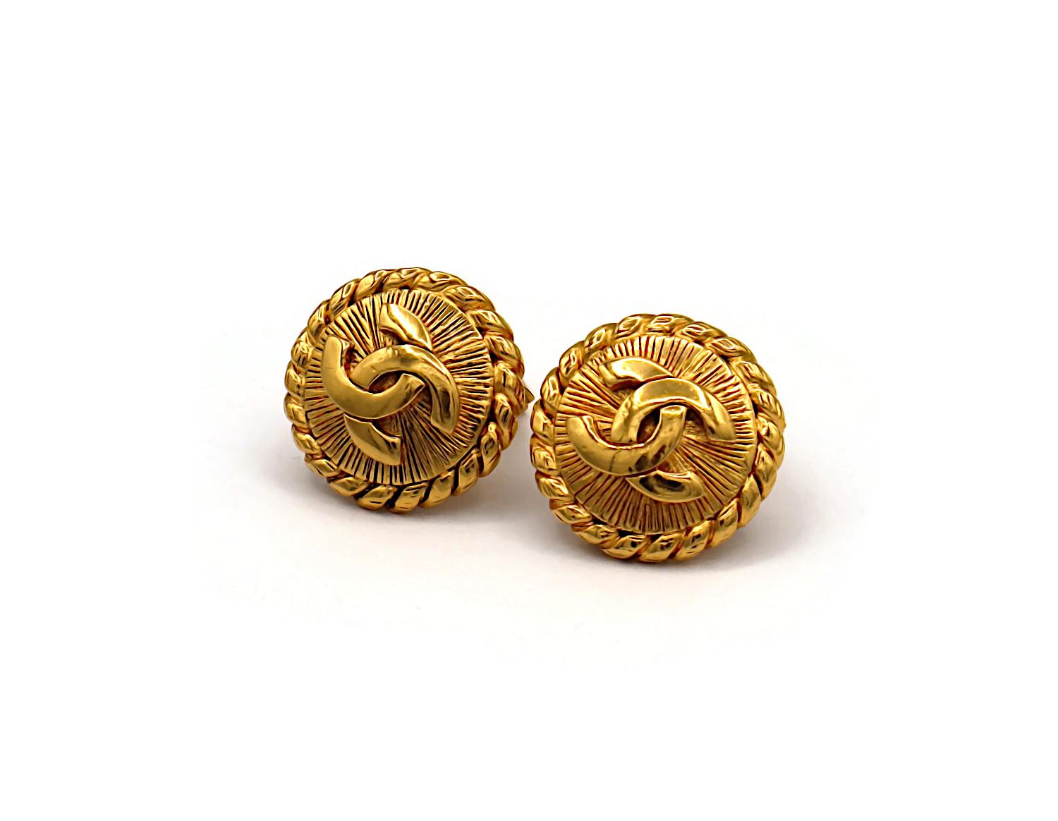 CHANEL Pendientes de clip CC vintage en tono dorado en venta 1