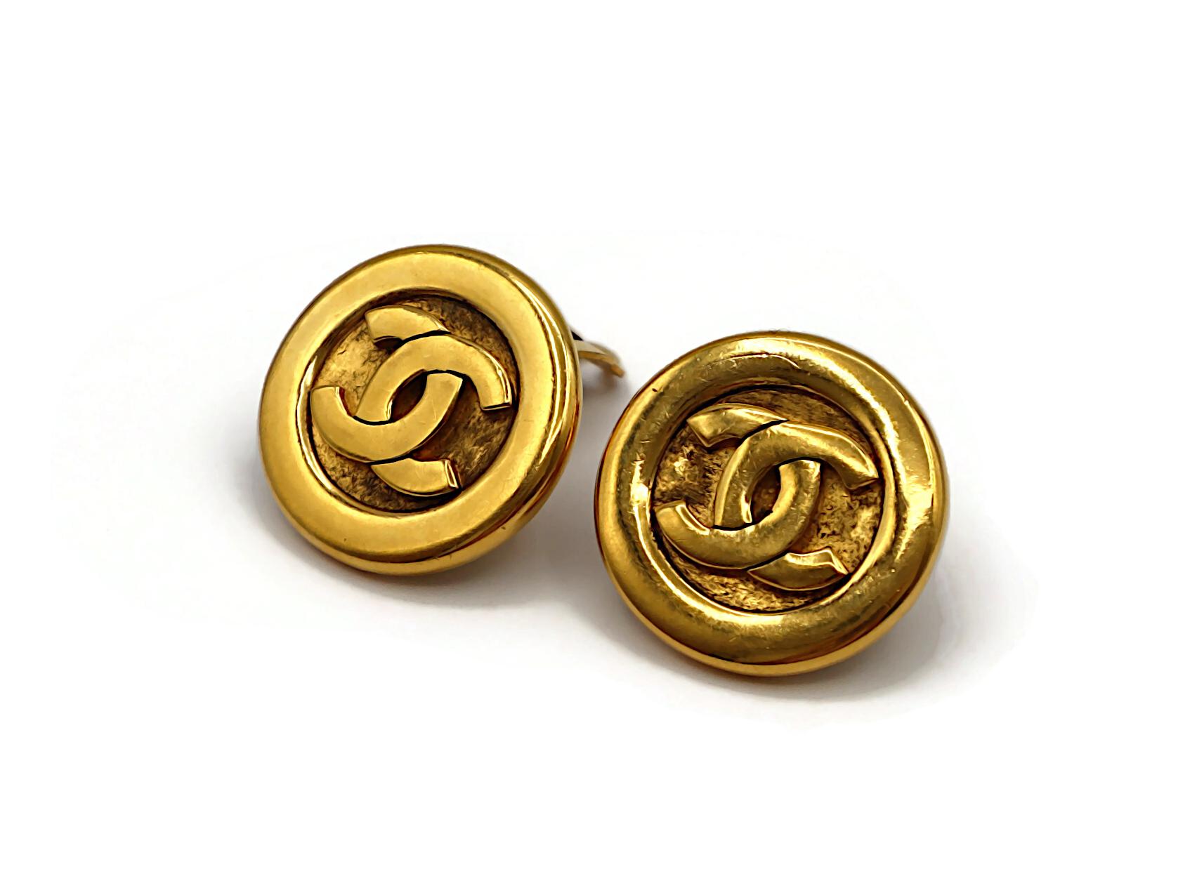 CHANEL Pendientes de clip CC vintage en tono dorado en venta 1