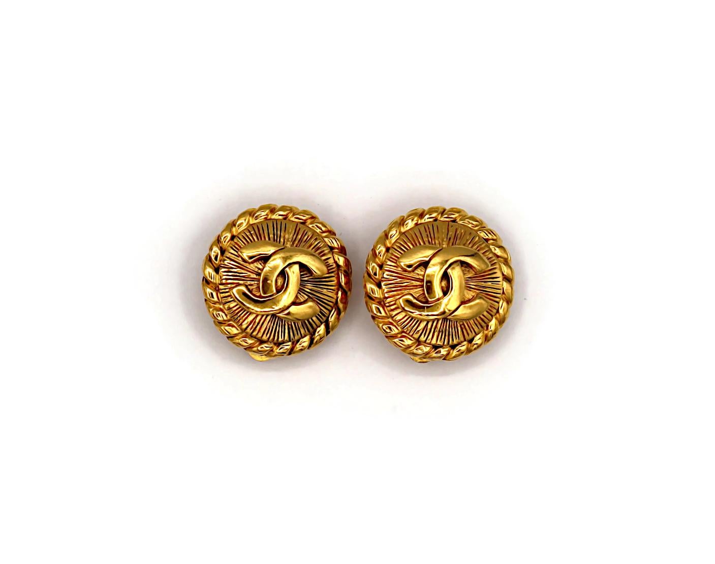 CHANEL Pendientes de clip CC vintage en tono dorado en venta 2