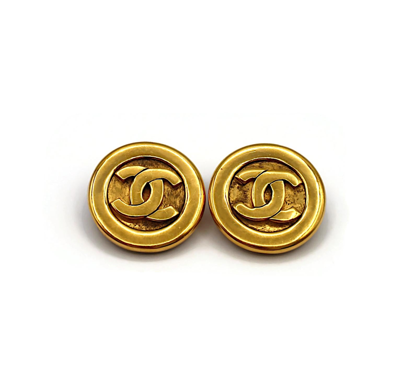 CHANEL Pendientes de clip CC vintage en tono dorado en venta 2